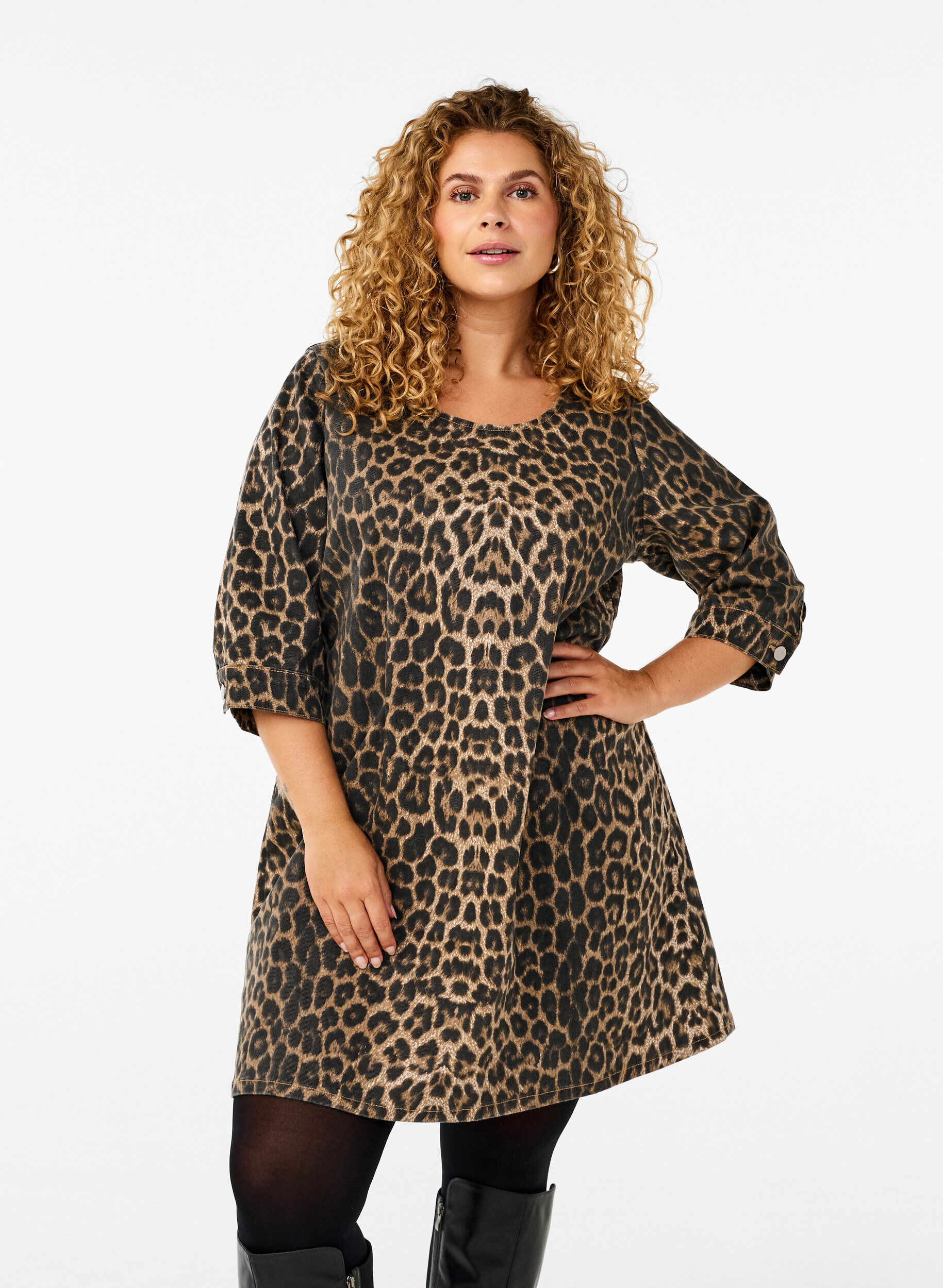 Jeanskleid mit Leoparden-Print, Braun, Model