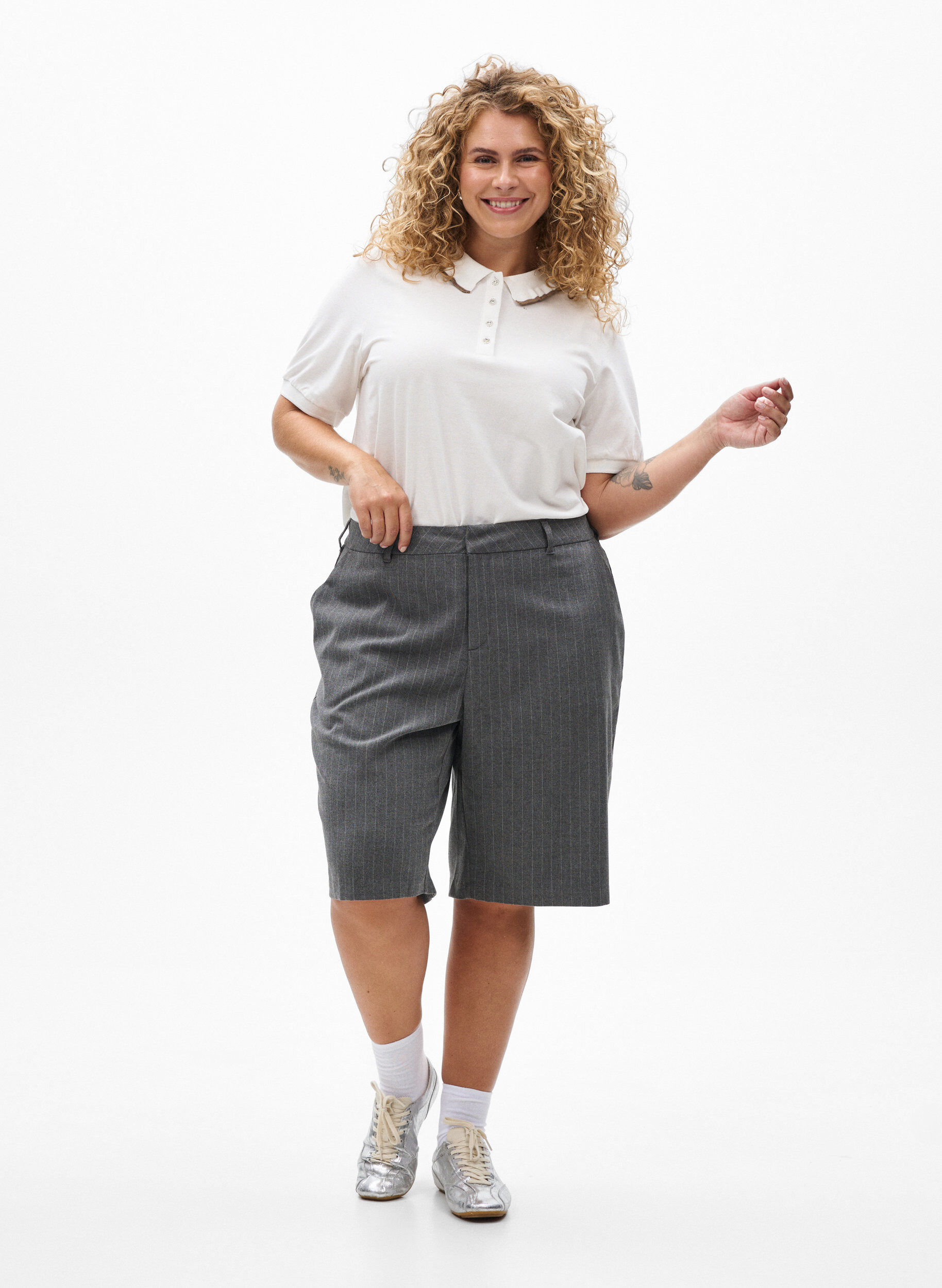 ZizziPoloshirt mit Strasssteinen und R&uuml;schendetails, Vanille, Model image number 1