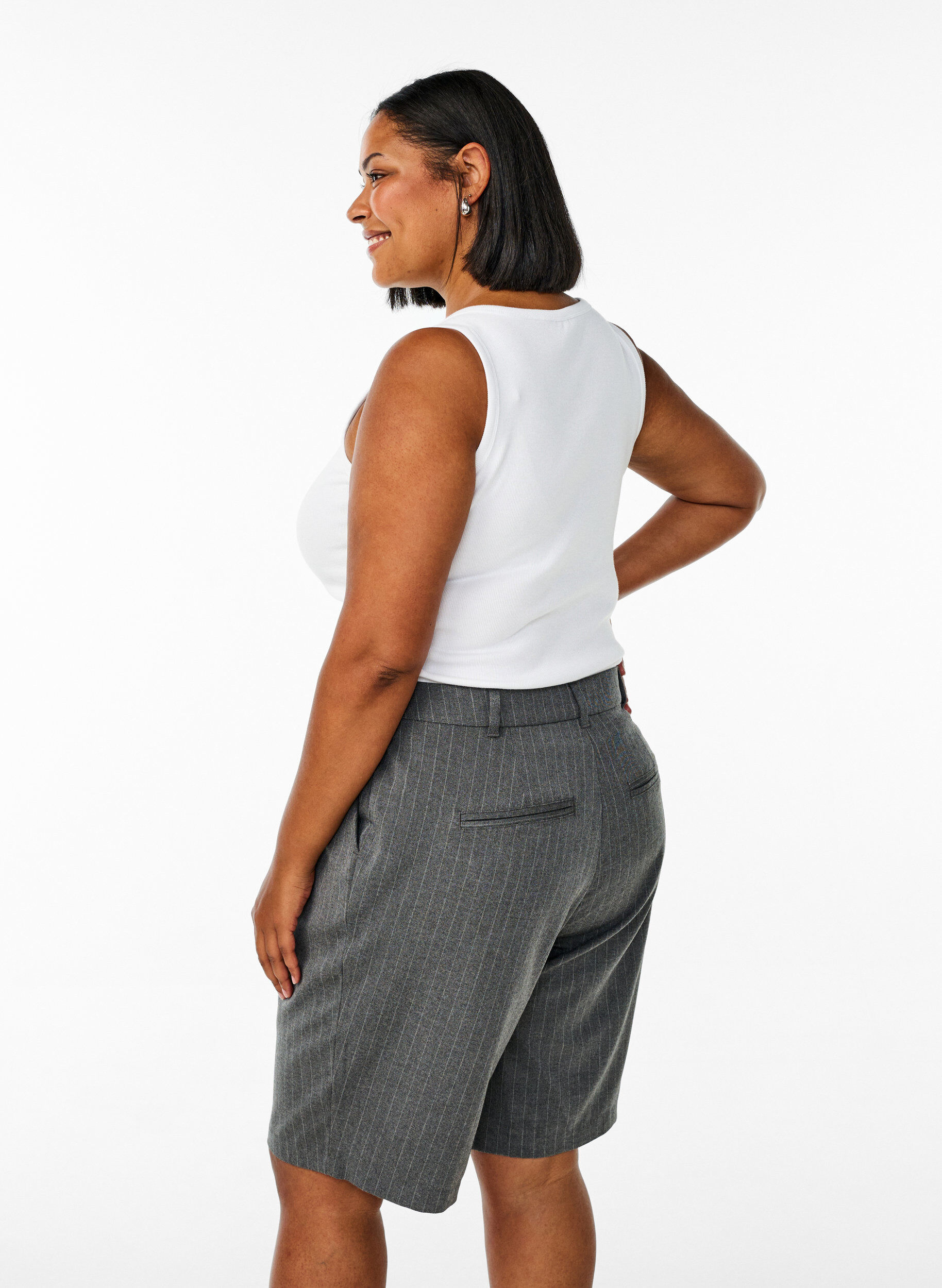 ZizziBermuda-Shorts mit Nadelstreifen und lockerer Passform, Grau, Model image number 2