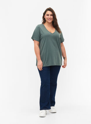 FLASH - T-Shirt mit V-Ausschnitt, Balsam Green, Model image number 2