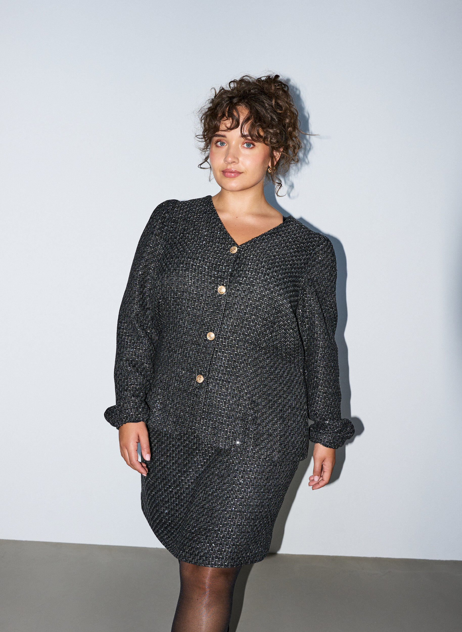 Boucl&eacute;-Jacke mit Pailletten und Zierkn&ouml;pfen, Schwarz, Model