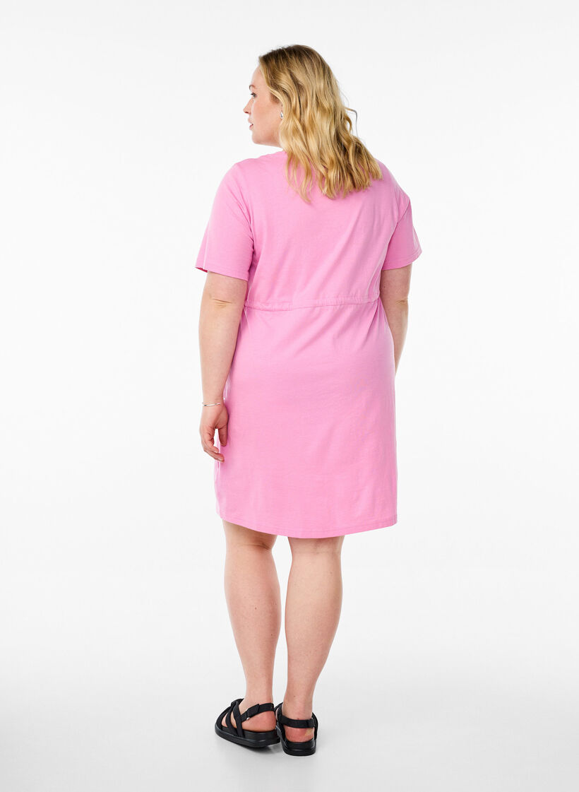 FLASH – Kurzes T-Shirt-Kleid mit Bindegürtel, Pink, Model image number 2