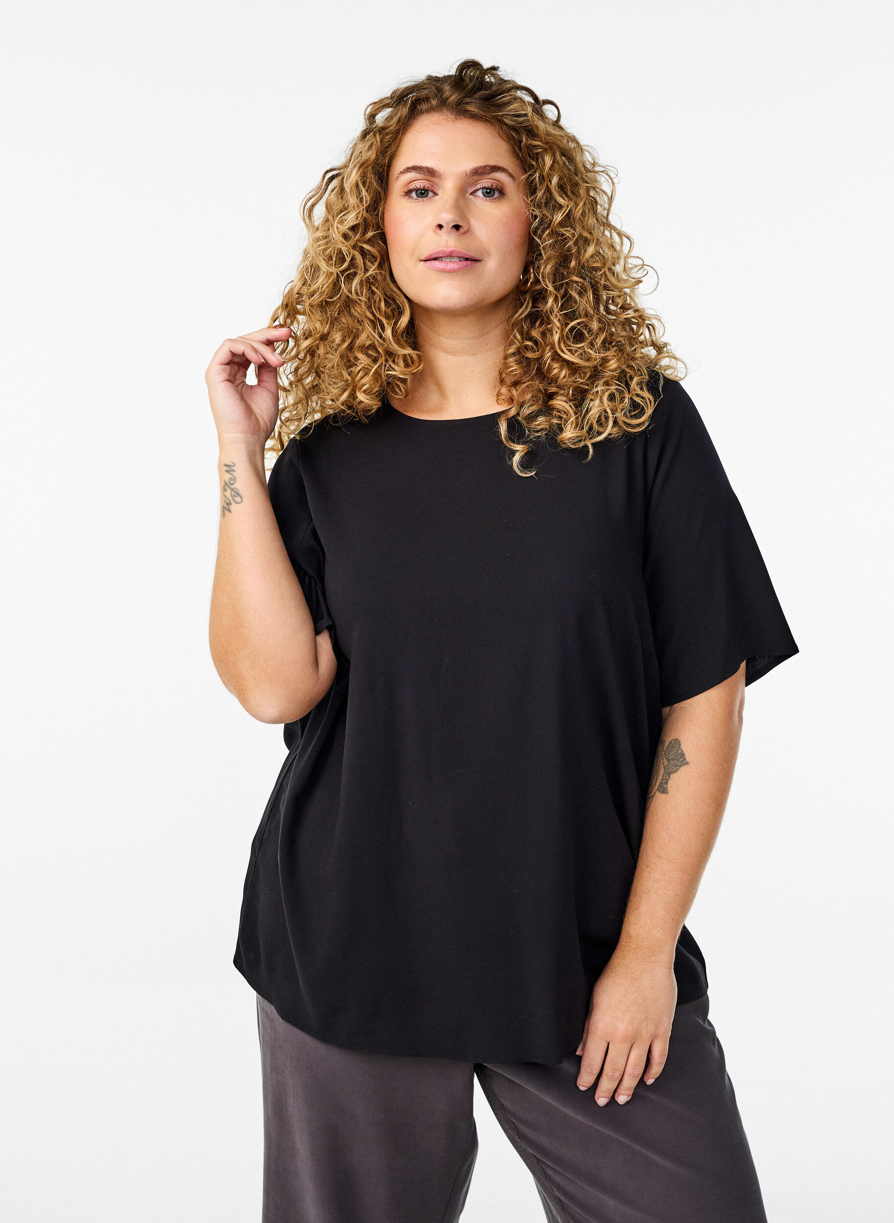 Kurz&auml;rmelige, gewebte Bluse mit Rundhals, Schwarz, Model