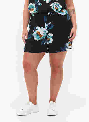 Locker sitzende Shorts aus Viskose, Black Big Flower, Model image number 1