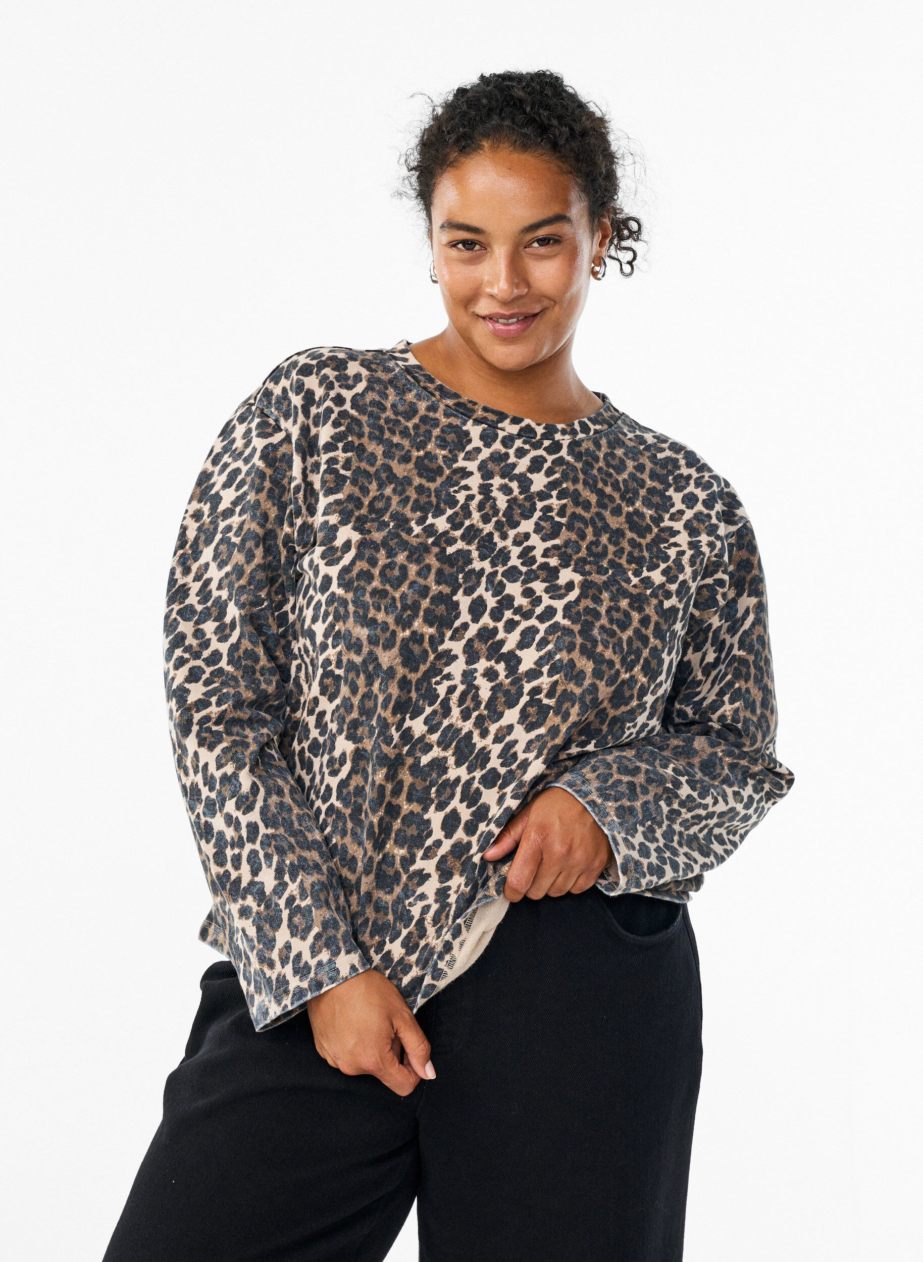 Sweatshirt mit Leopardenmuster in verwaschener Optik, Braun, Model