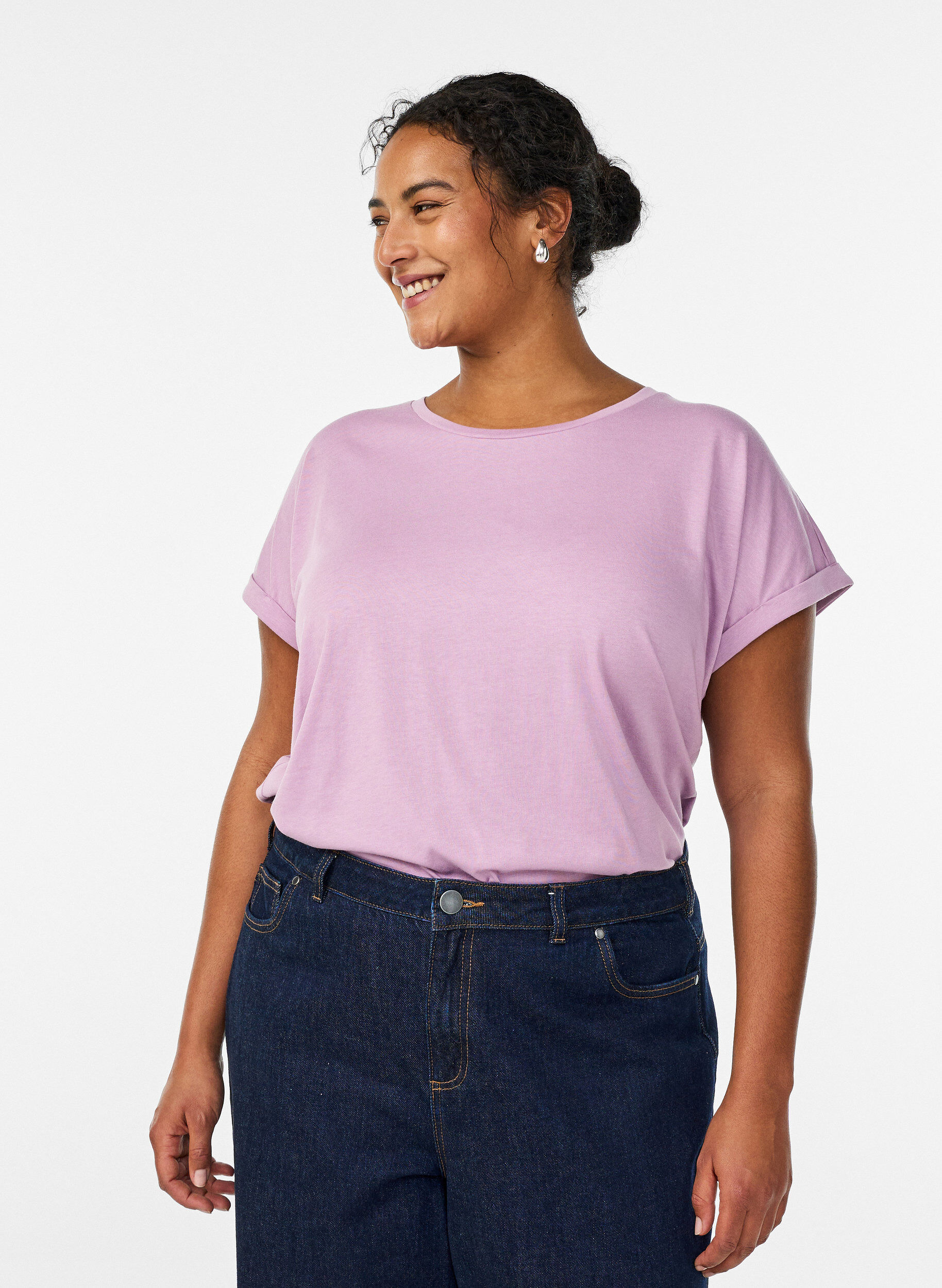 Kurz&auml;rmeliges T-Shirt aus einer Baumwollmischung, lila, Model