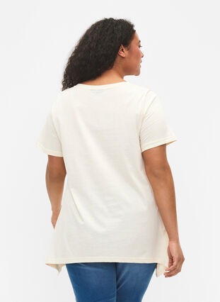T-Shirt aus Baumwolle mit Textdruck, Buttercream HAPPY, Model image number 1