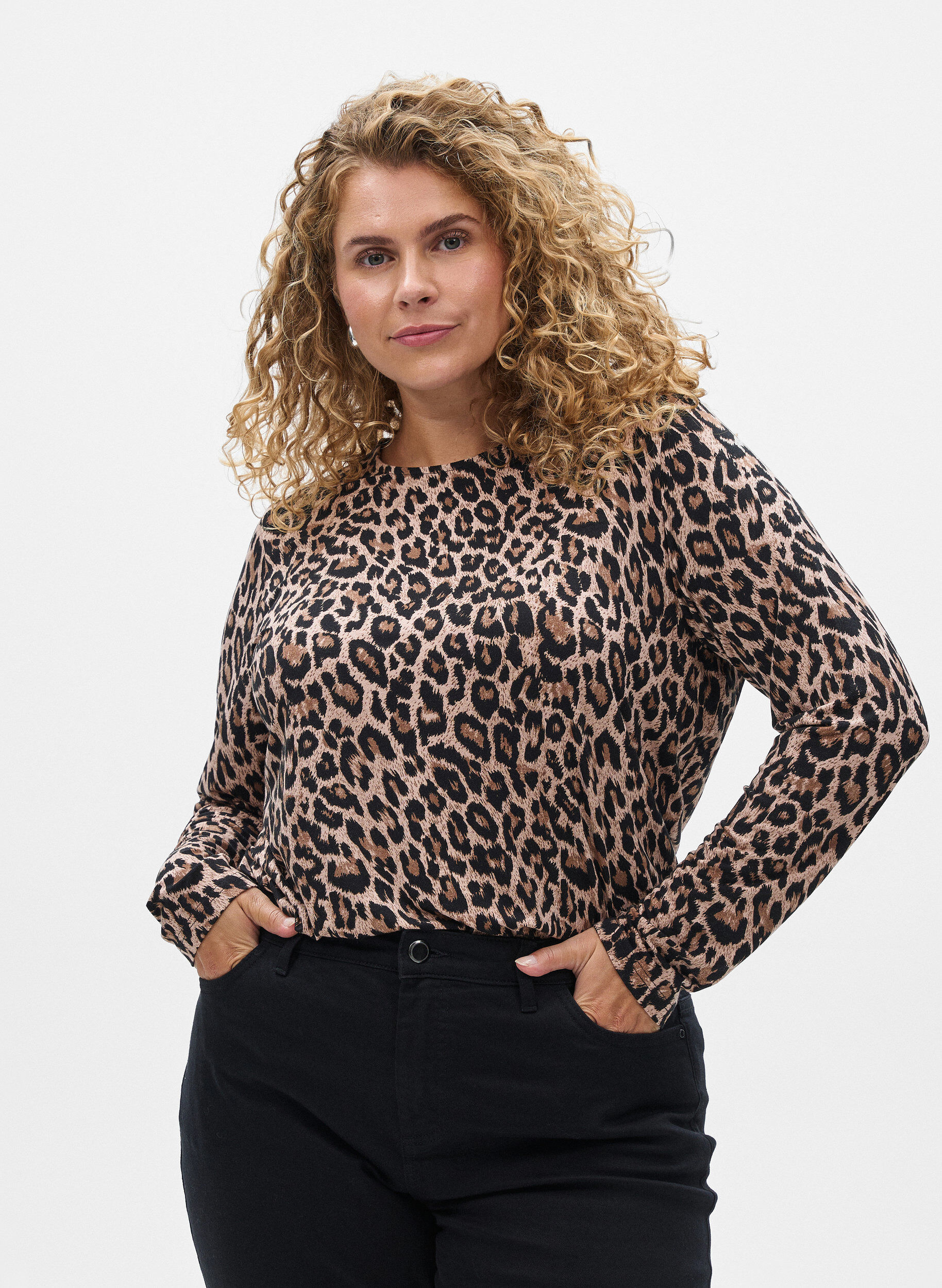 Lang&auml;rmlige Bluse mit Leopardenmuster, Braun, Model