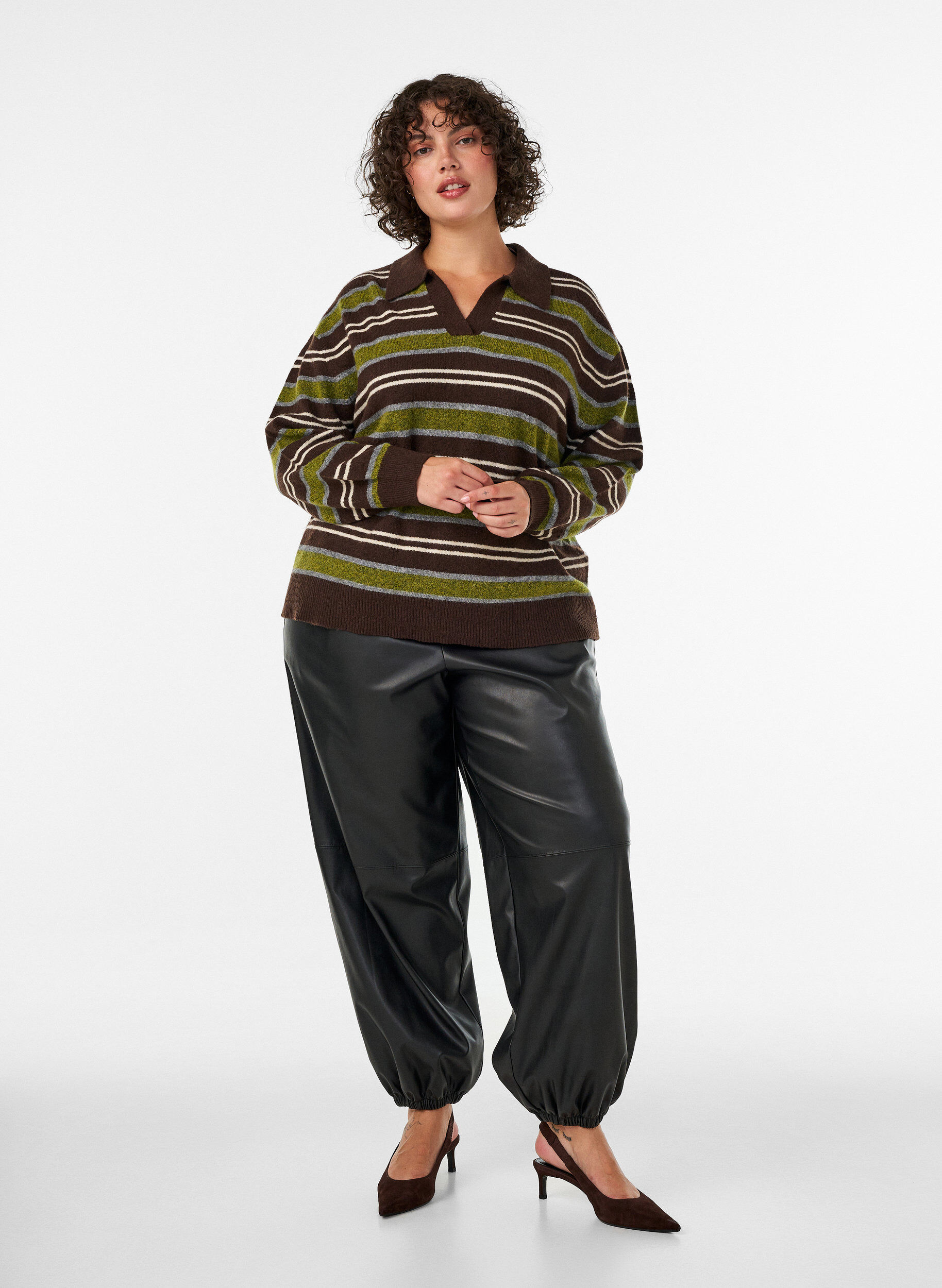 Ballonhose aus Kunstleder, Schwarz, Model
