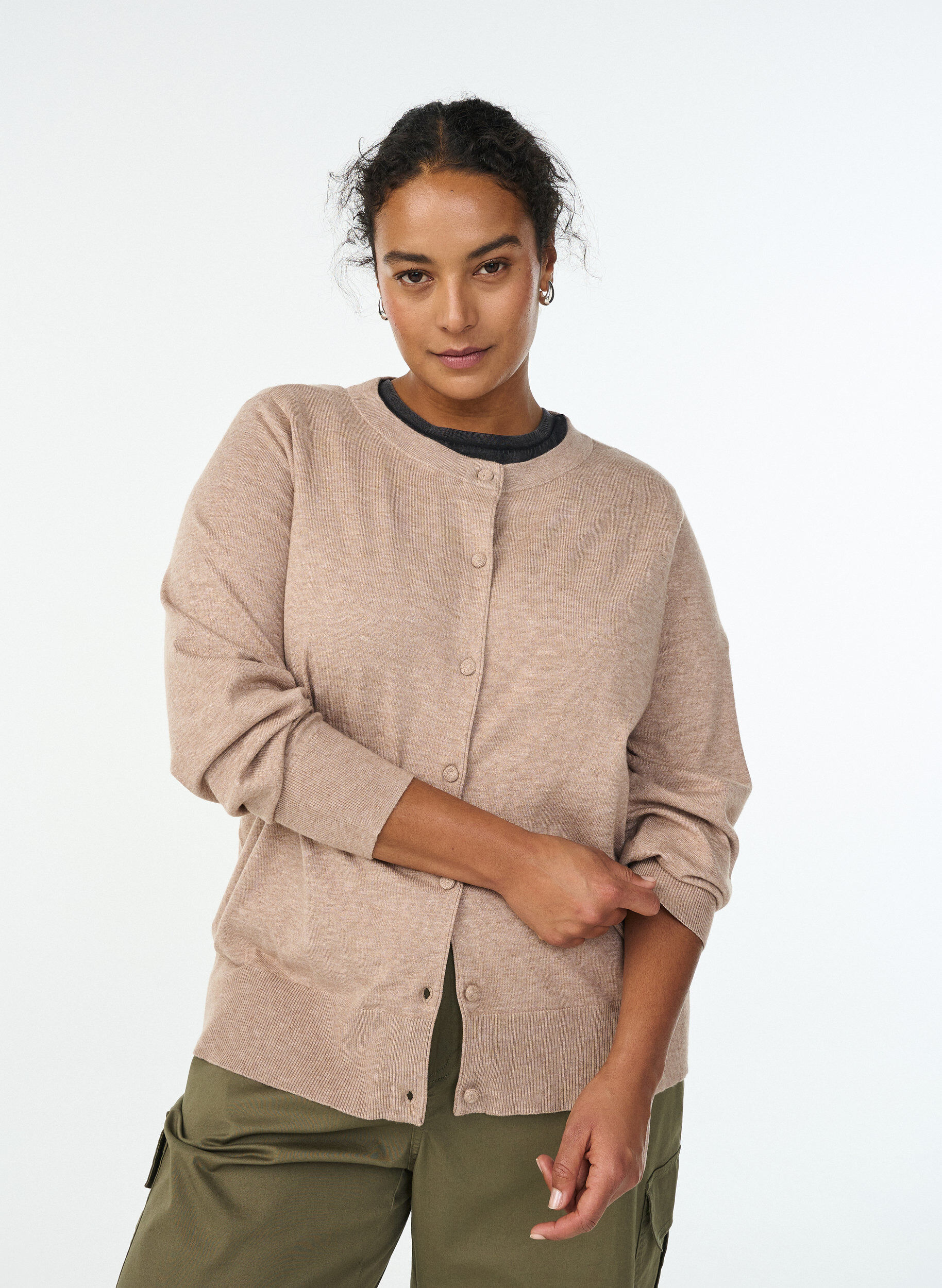 ZizziStrickjacke mit Rundhalsausschnitt und stoffbezogenen Kn&ouml;pfen, Beige, Model image number 0