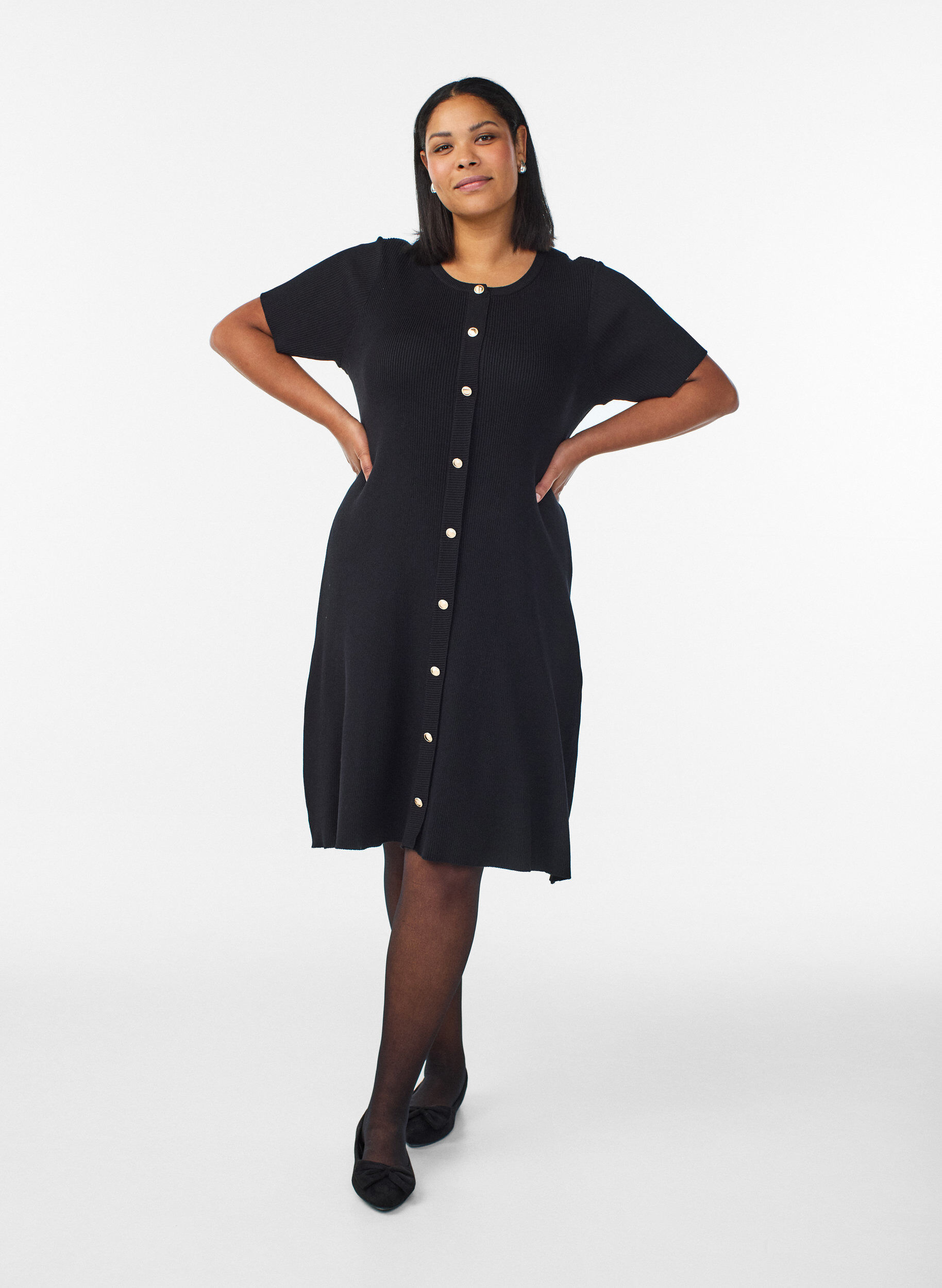 ZizziGeripptes Kleid mit Zierkn&ouml;pfen und kurzen &Auml;rmeln, Schwarz, Model image number 1