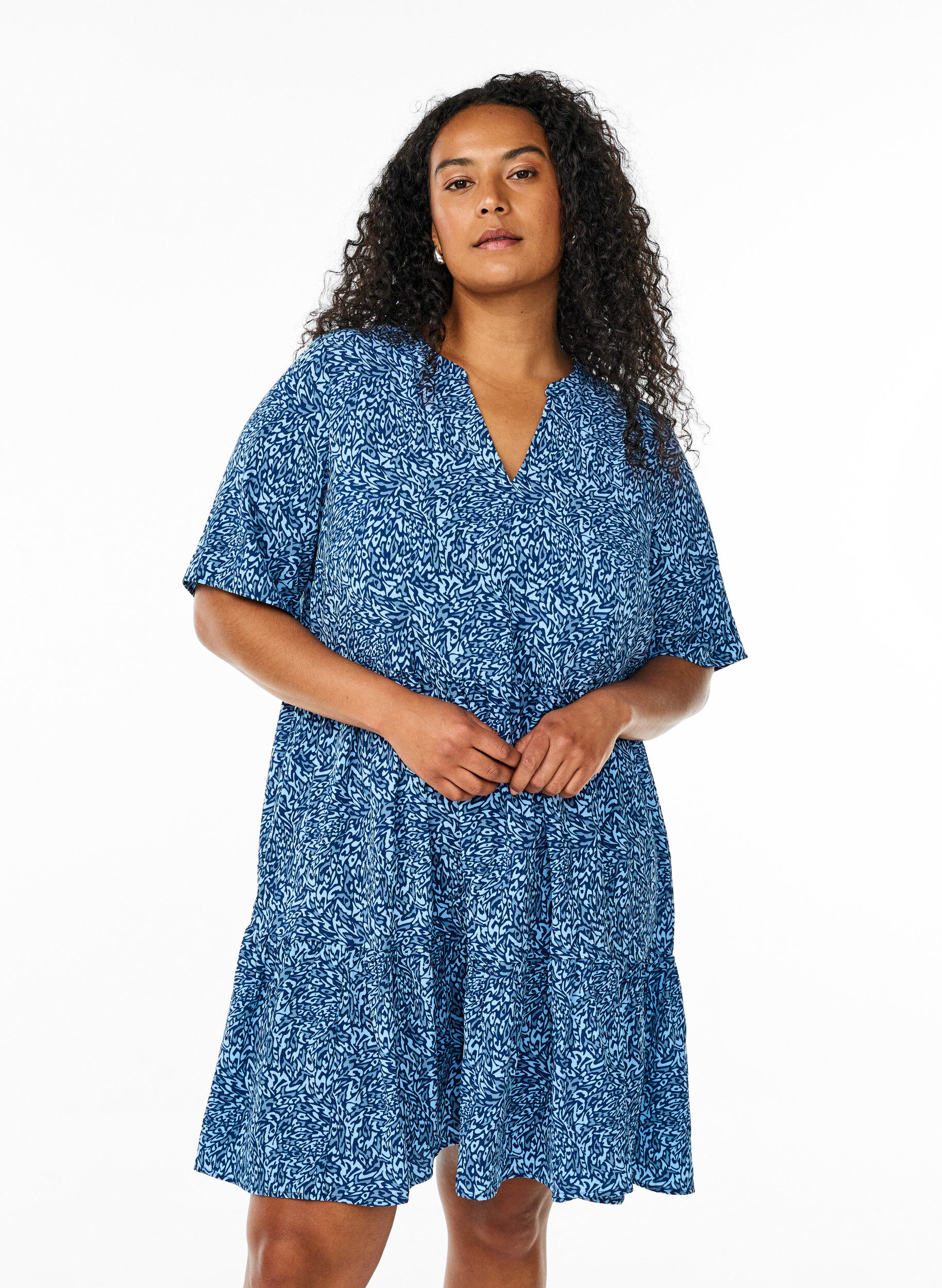 Kurzarmkleid in A-Linienform mit Schnittlinien, Blau, Model