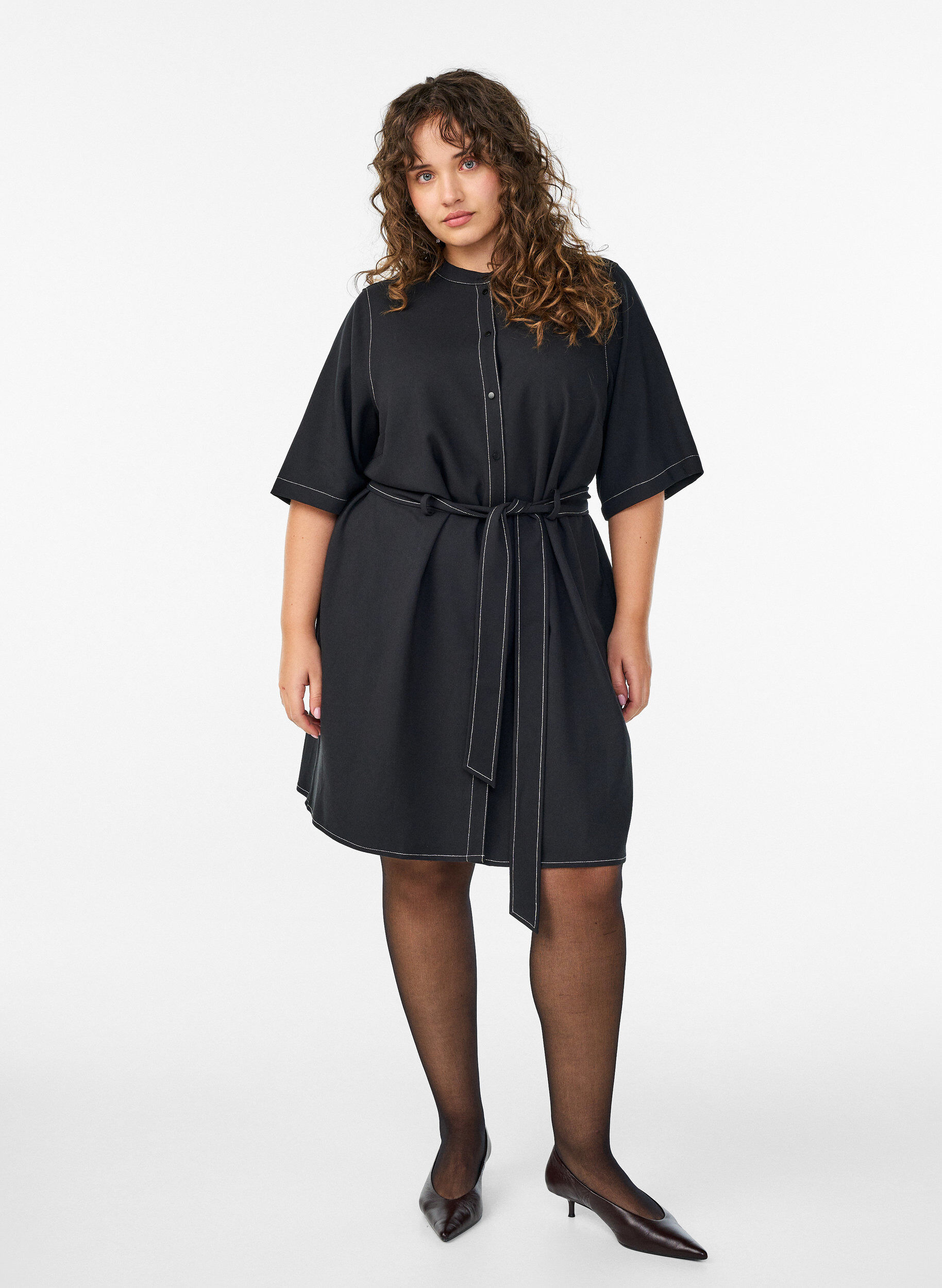 ZizziKurzes Hemdblusenkleid mit Kontrastn&auml;hten und Bindeg&uuml;rtel, Schwarz, Model image number 0