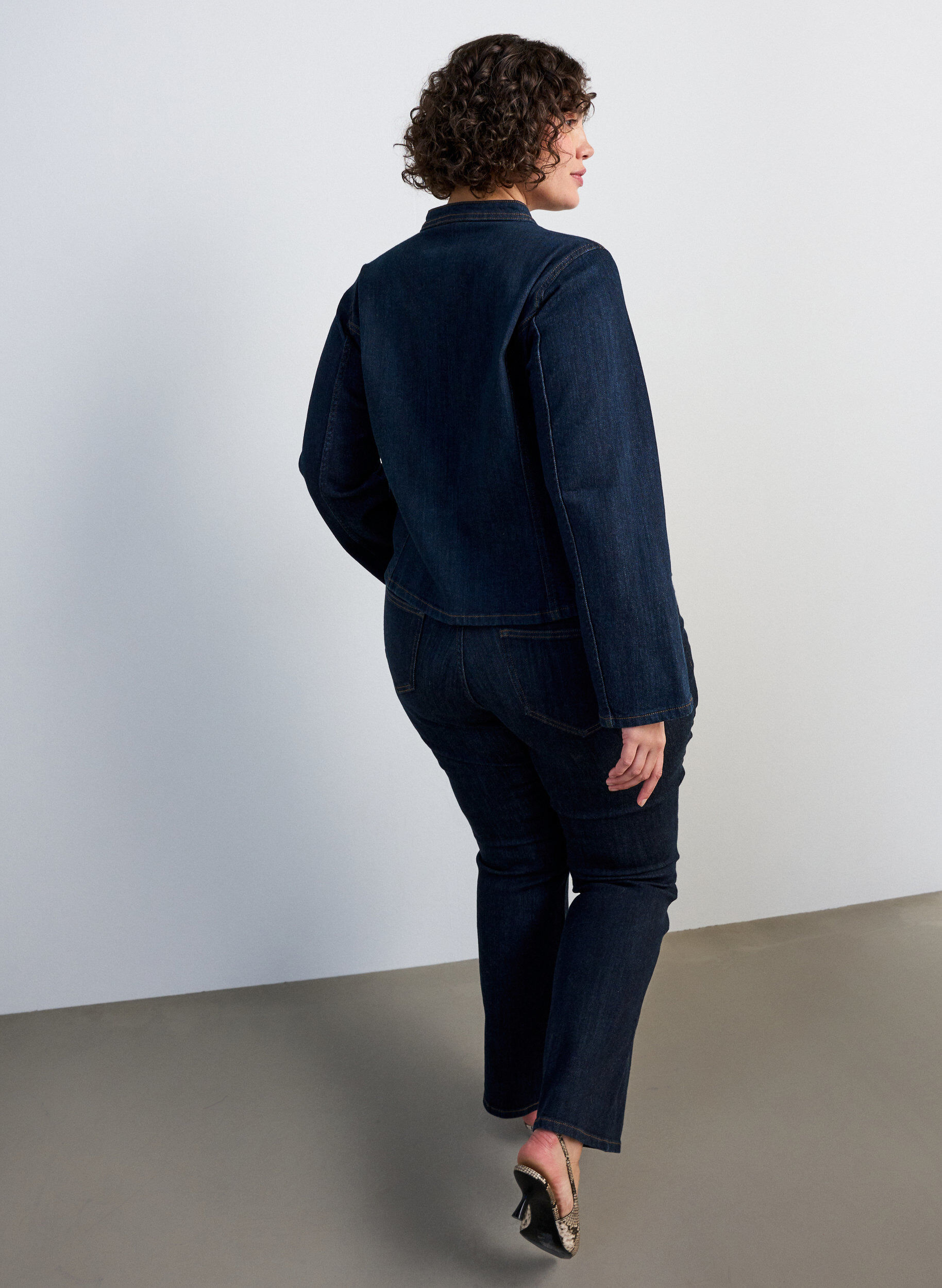 ZizziFigurbetonte Jeansjacke mit Rei&szlig;verschluss, Blau, Model image number 2