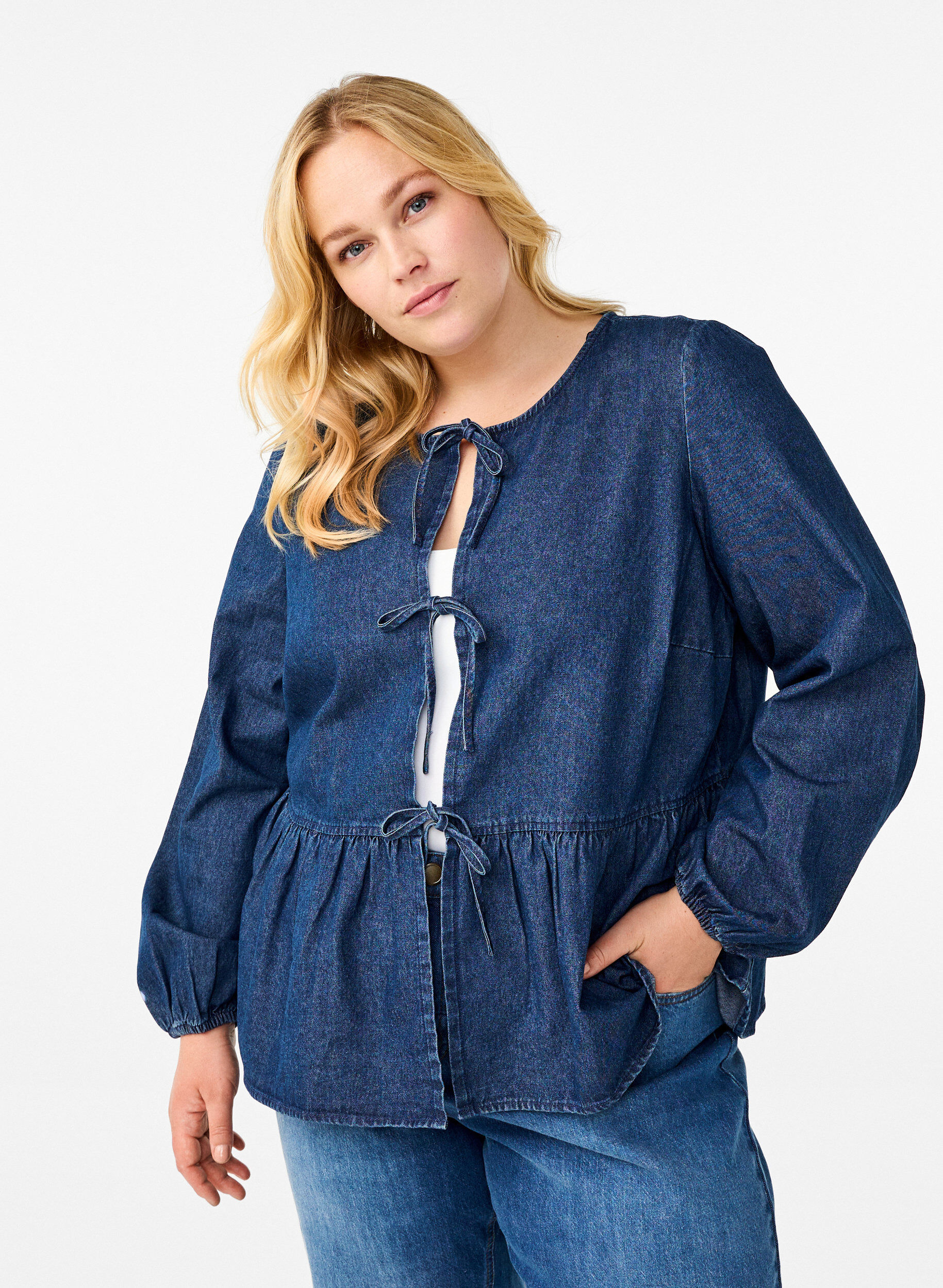 ZizziPeplum-Bluse aus Denim mit Bindeverschluss, Blau, Model image number 0