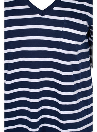 Gestreiftes Baumwolle T-Shirt mit V-Ausschnitt, Navy B White Stripe, Packshot image number 2