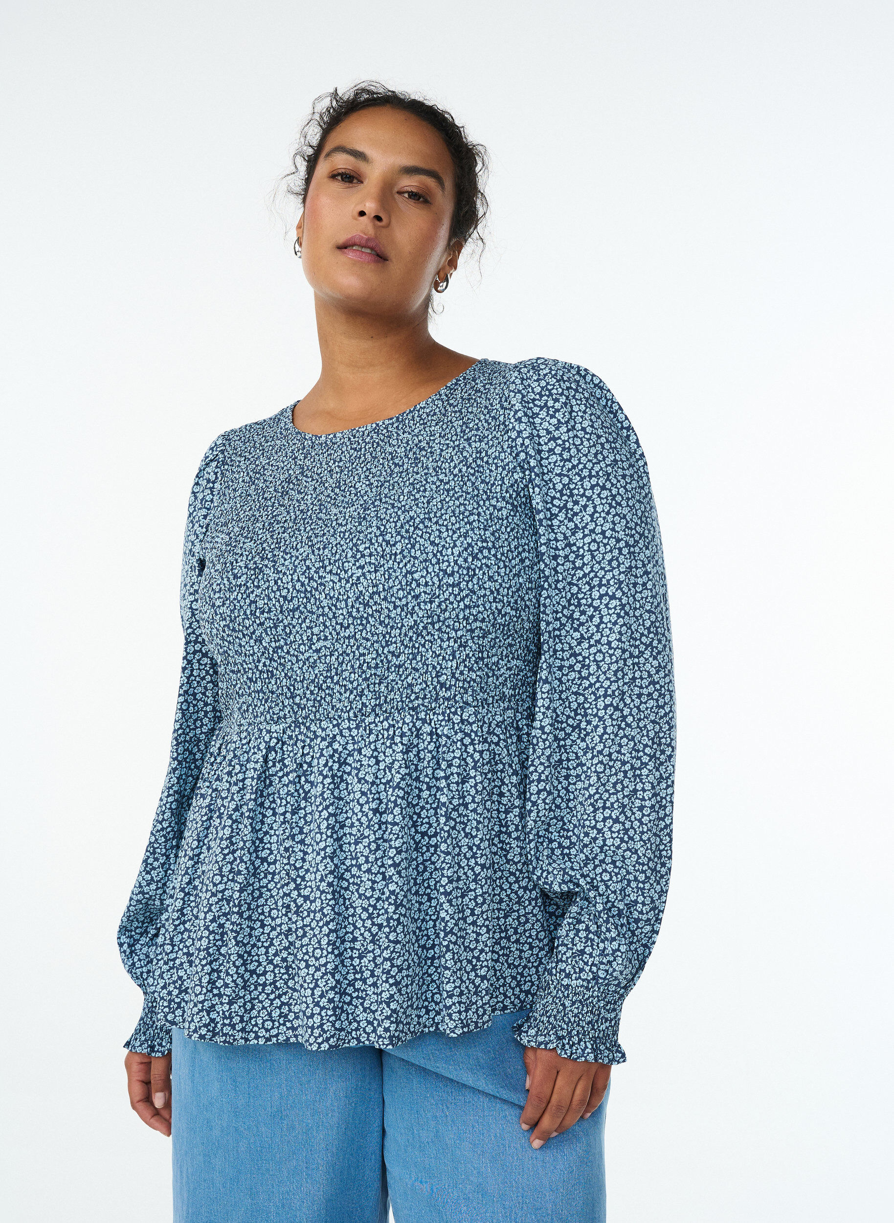 Bluse mit gesmoktem Oberteil und gebl&uuml;mtem Print, Blau, Model