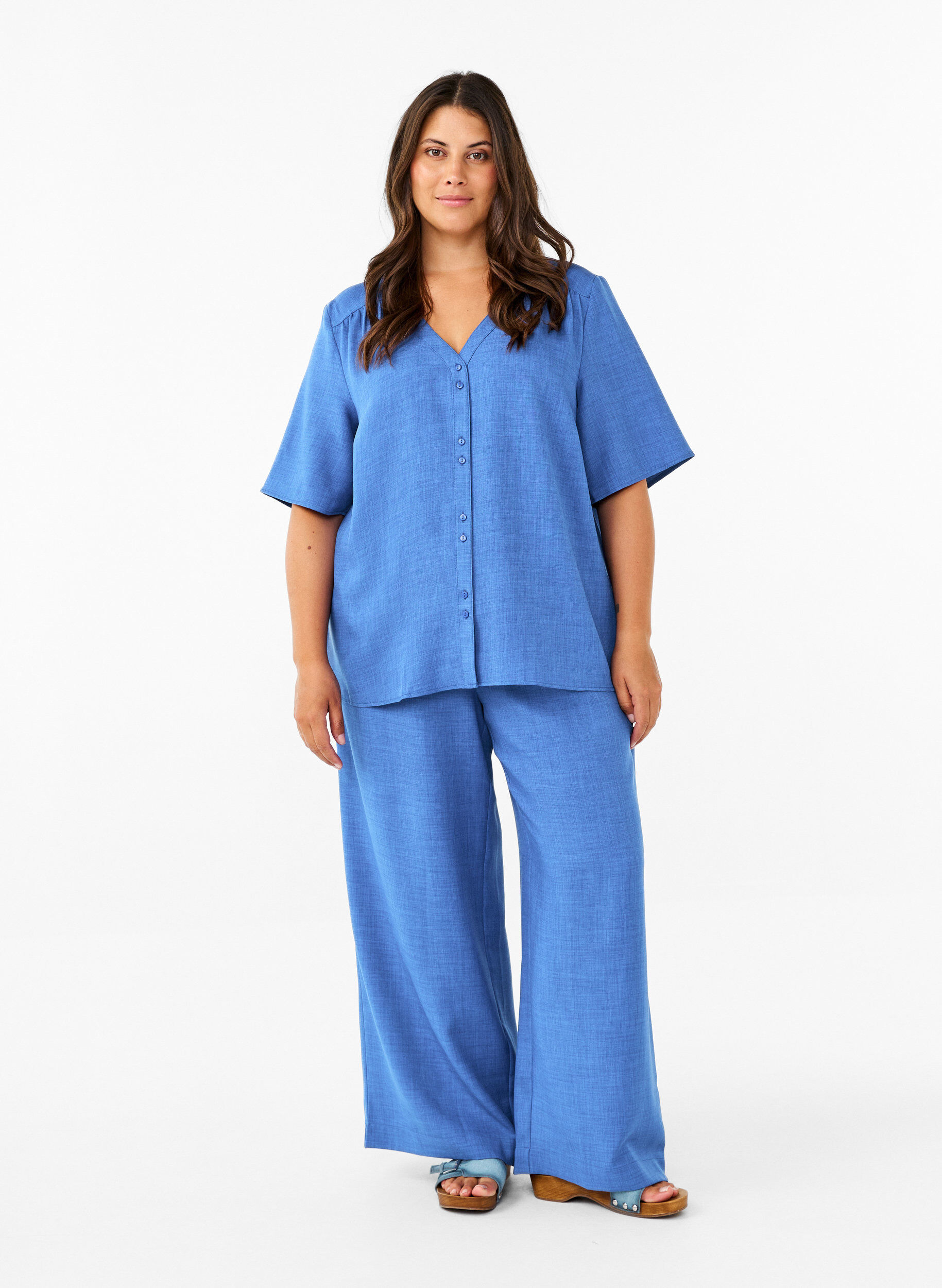 ZizziHemdbluse mit V-Ausschnitt und kurzen &Auml;rmeln, Blau, Model image number 1