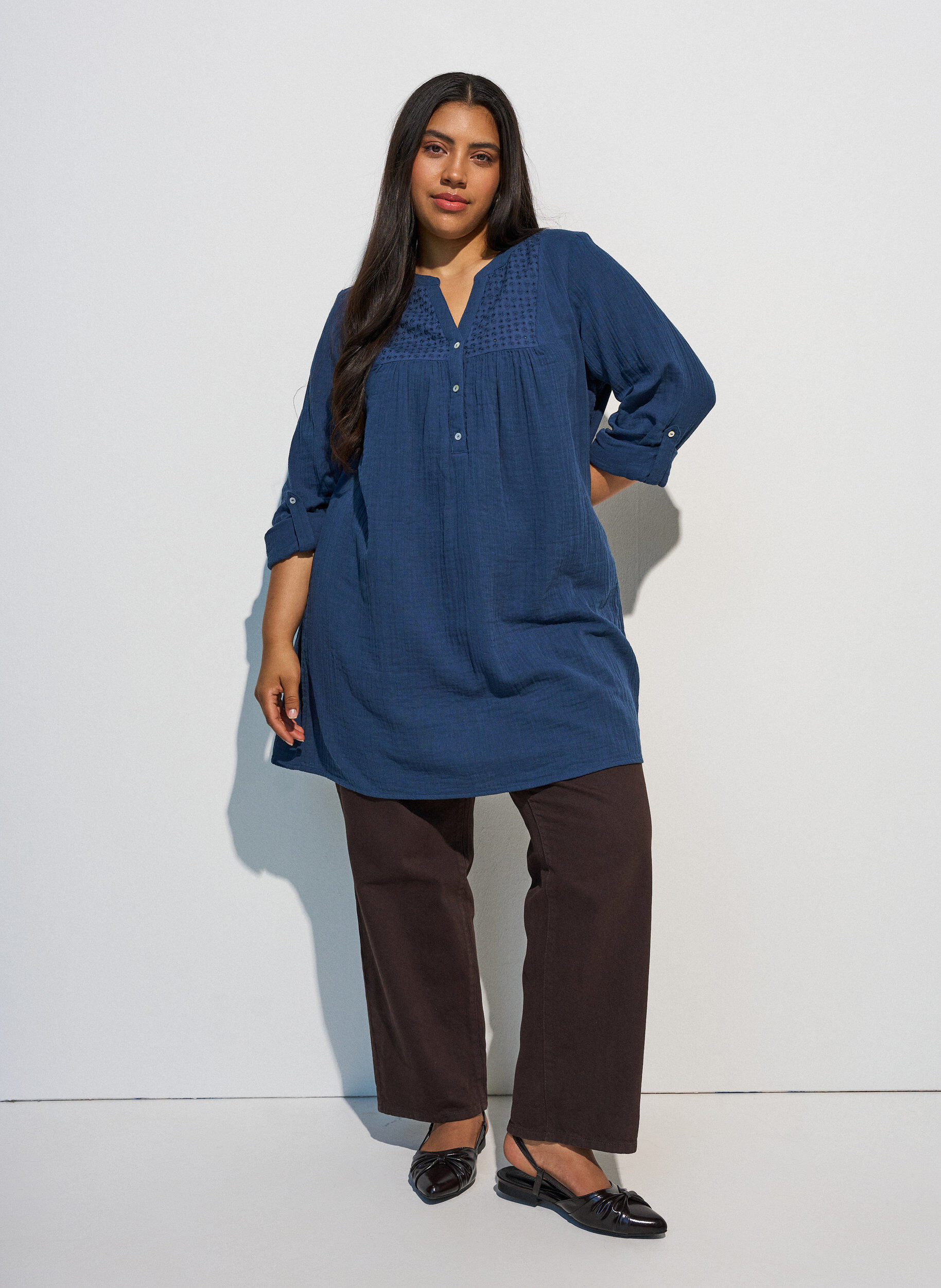 ZizziTunika aus Baumwollmusselin mit Broderie Anglaise, Blau, Model image number 1