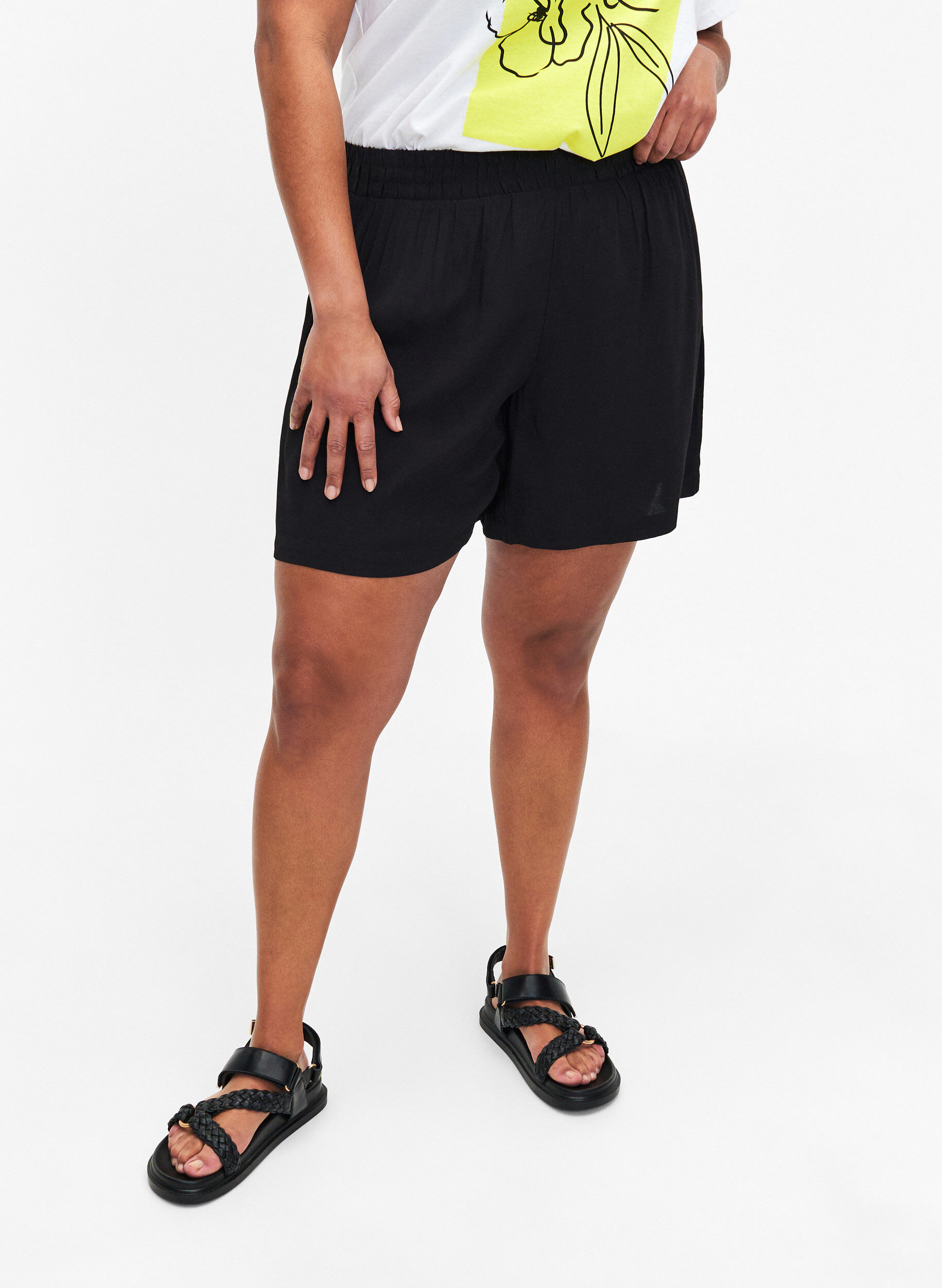 ZizziLocker sitzende Shorts aus Viskose, Black, Model image number 2