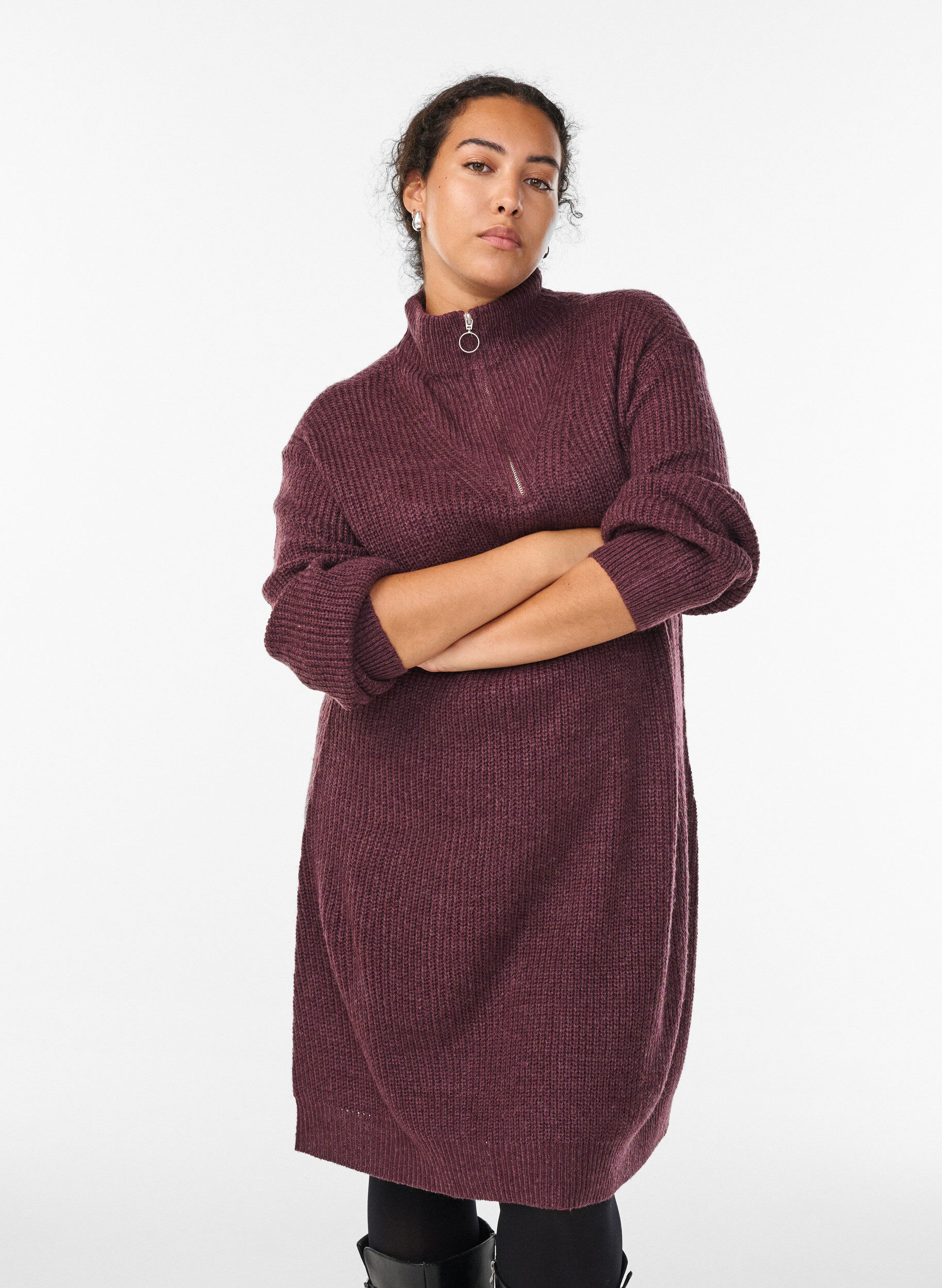 FLASH - Kurzes Strickkleid mit hohem Kragen, Rot, Model