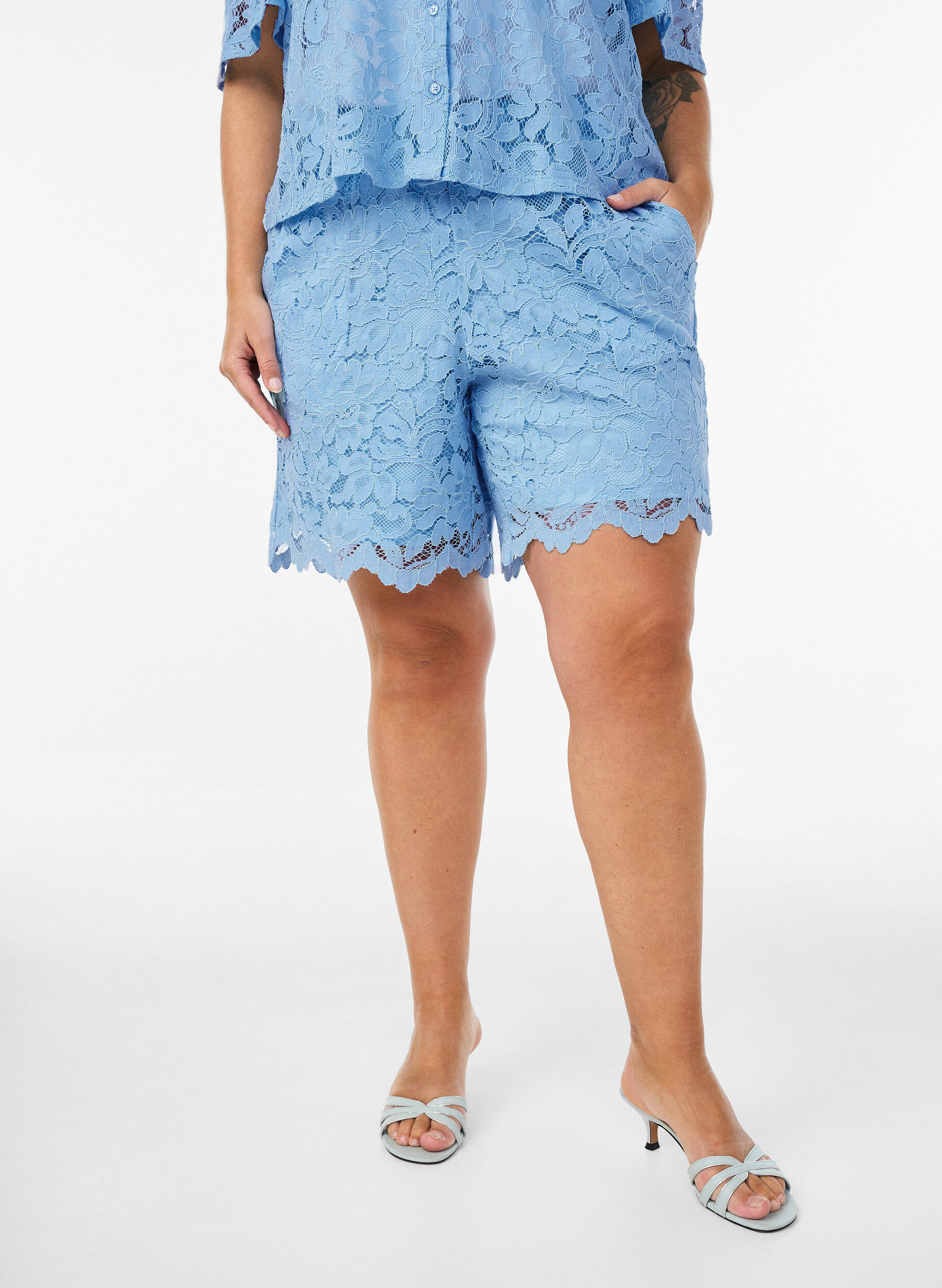 ZizziKurz&auml;rmelige Spitzenbluse mit V-Ausschnitt, Blau, Model image number 3