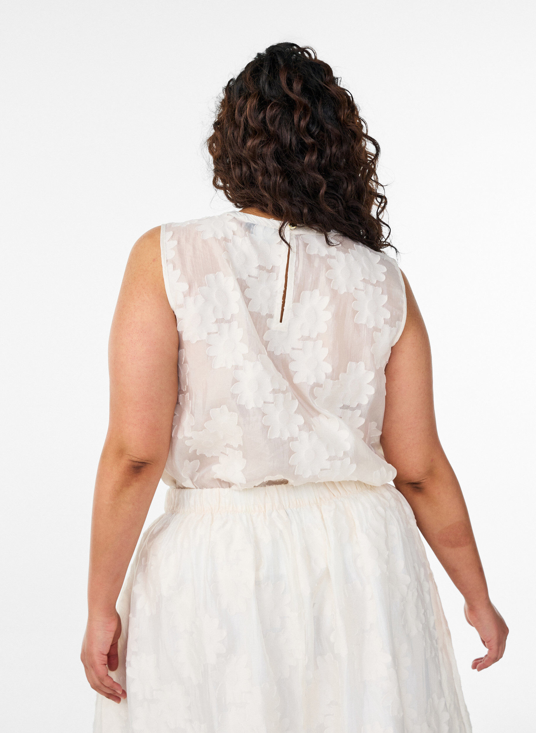 Zizzi&Auml;rmelloses Top aus Jacquard mit floraler Textur, Vanille, Model image number 2