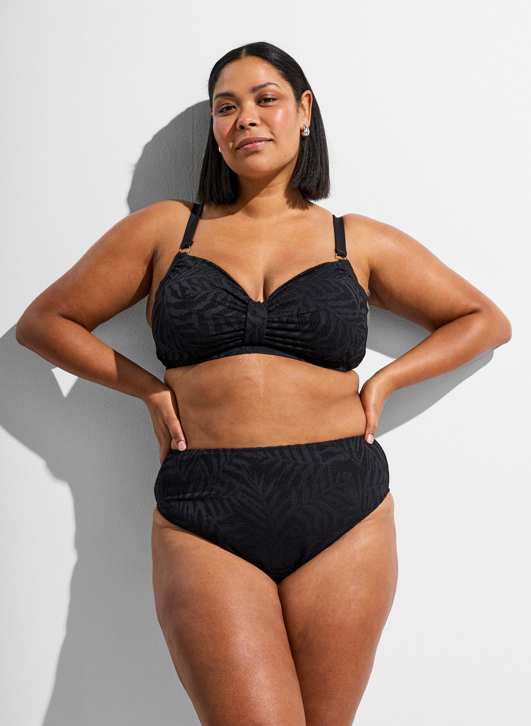 ZizziBikini Top aus strukturiertem Mesh mit herausnehmbaren Einlagen, Schwarz, Model image number 1