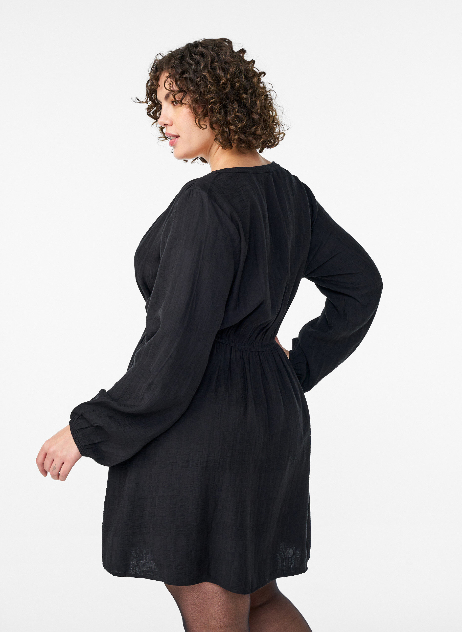 ZizziKurzes strukturiertes Kleid in Wickeloptik, Schwarz, Model image number 2