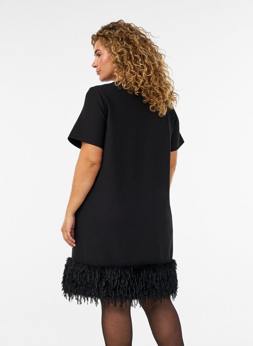 Kurzes Jerseykleid mit Federbesatz, Schwarz, Model image number 2