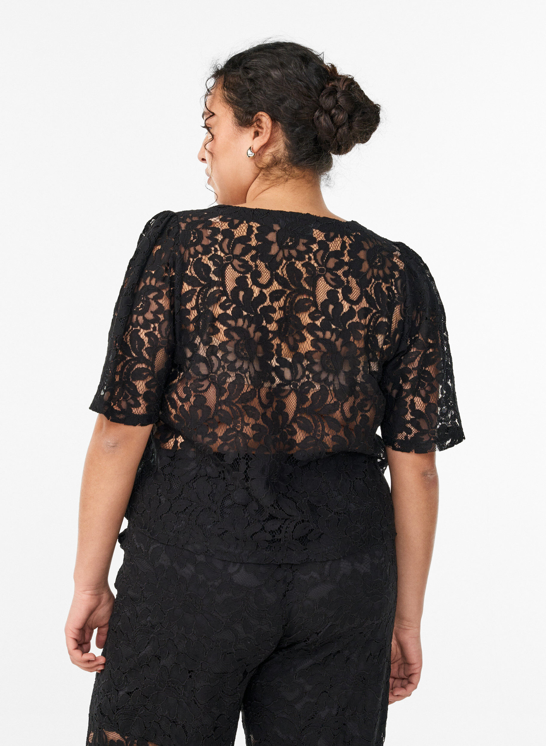 ZizziKurz&auml;rmelige Spitzenbluse mit V-Ausschnitt, Schwarz, Model image number 2