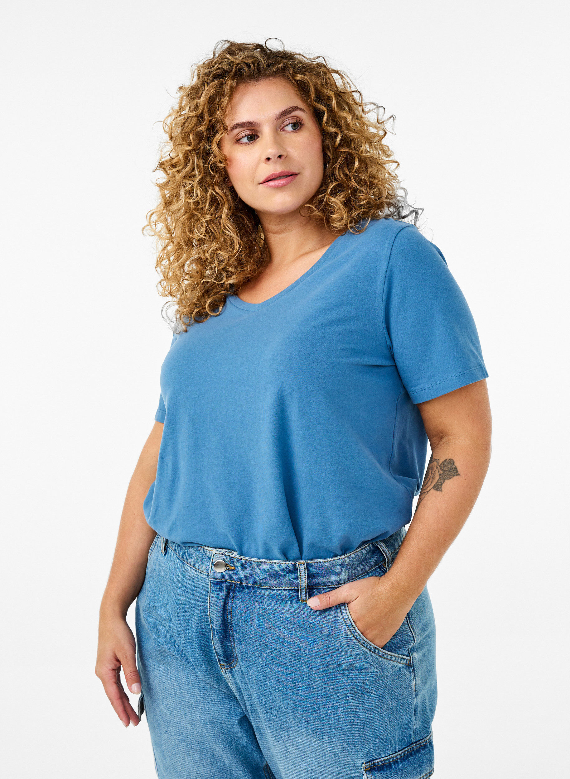 Einfarbiges basic T-Shirt aus Baumwolle, Blau, Model