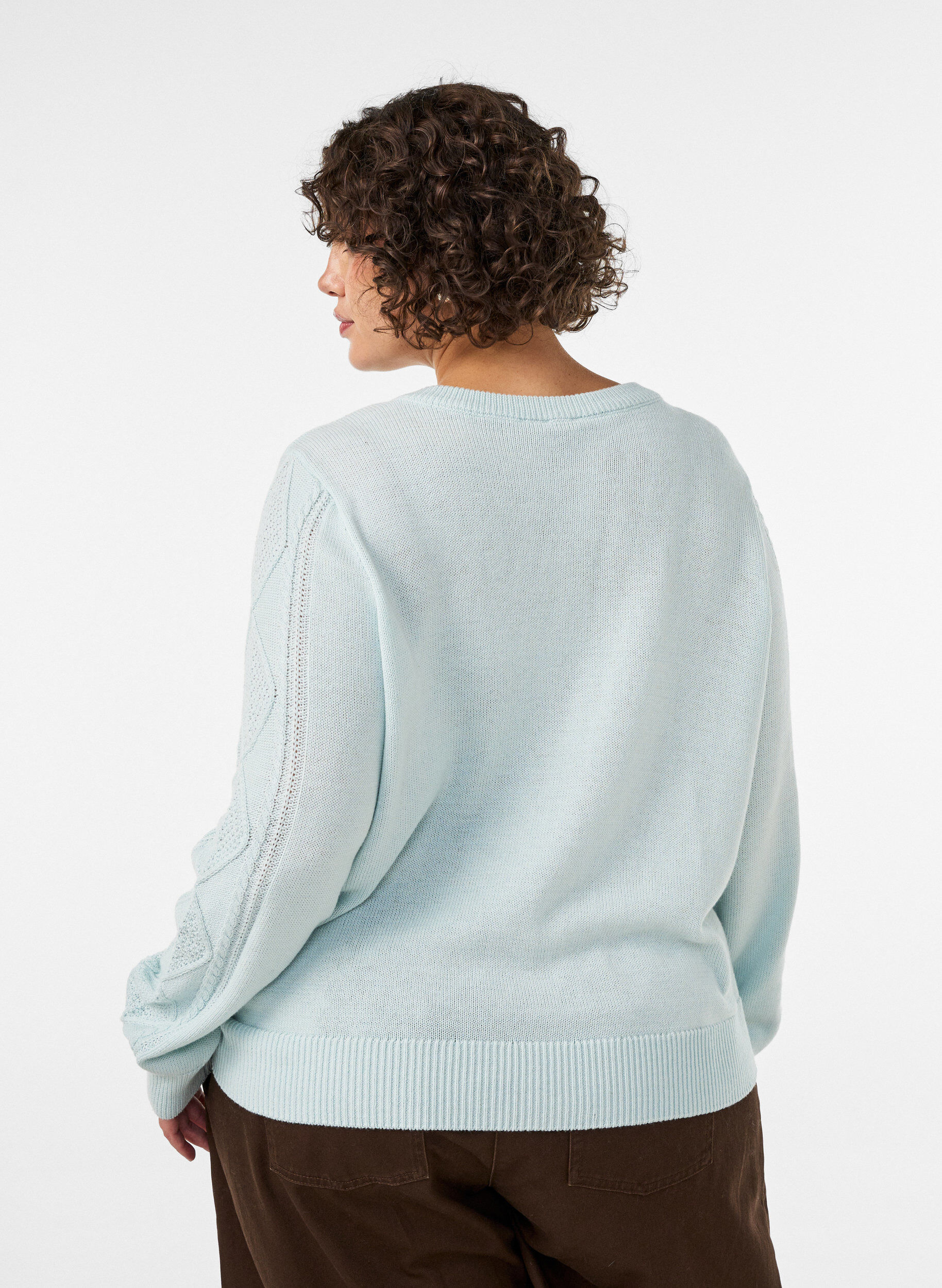 ZizziStrickjacke mit Zopfmuster und dekorativen Kn&ouml;pfen, Blau, Model image number 2