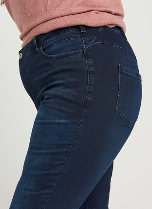 Super Slim Amy Jeans mit hoher Taille, Dark blue denim, Model image number 2