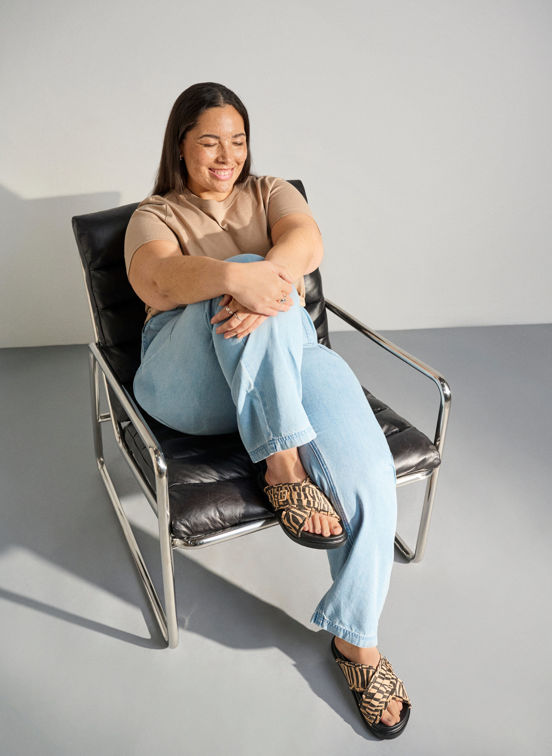 ZizziSandalen mit &uuml;berkreuzten Riemen und R&uuml;schenkanten, Braun, Image image number 0