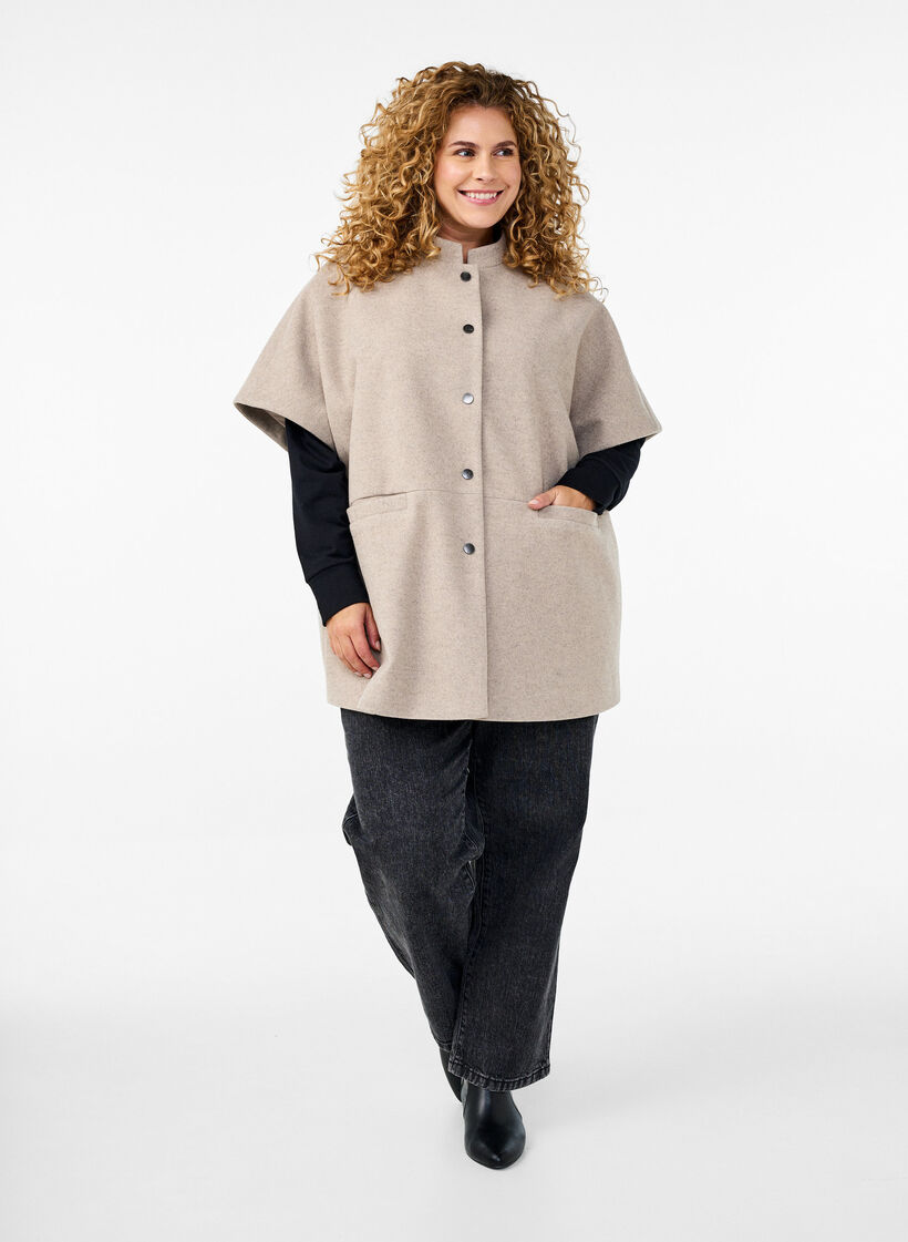 Cape-Jacke in Wolloptik mit kurzen Ärmeln, Simply Taupe Mel., Model image number 2