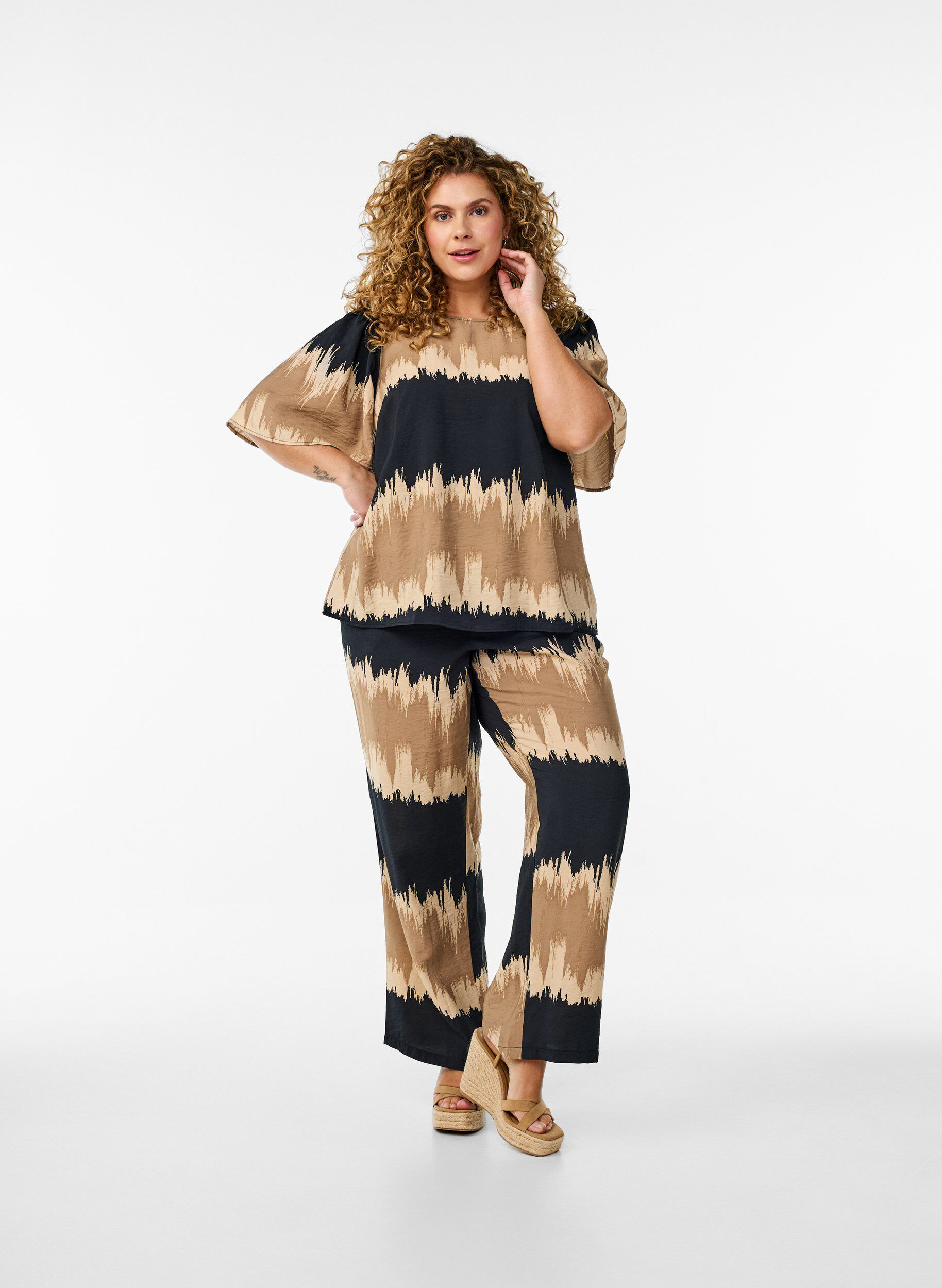 Lockere Hose mit Grafikdruck, Schwarz, Model