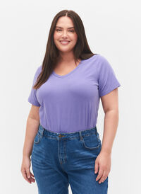 Einfarbiges basic T-Shirt aus Baumwolle, Veronica, Model
