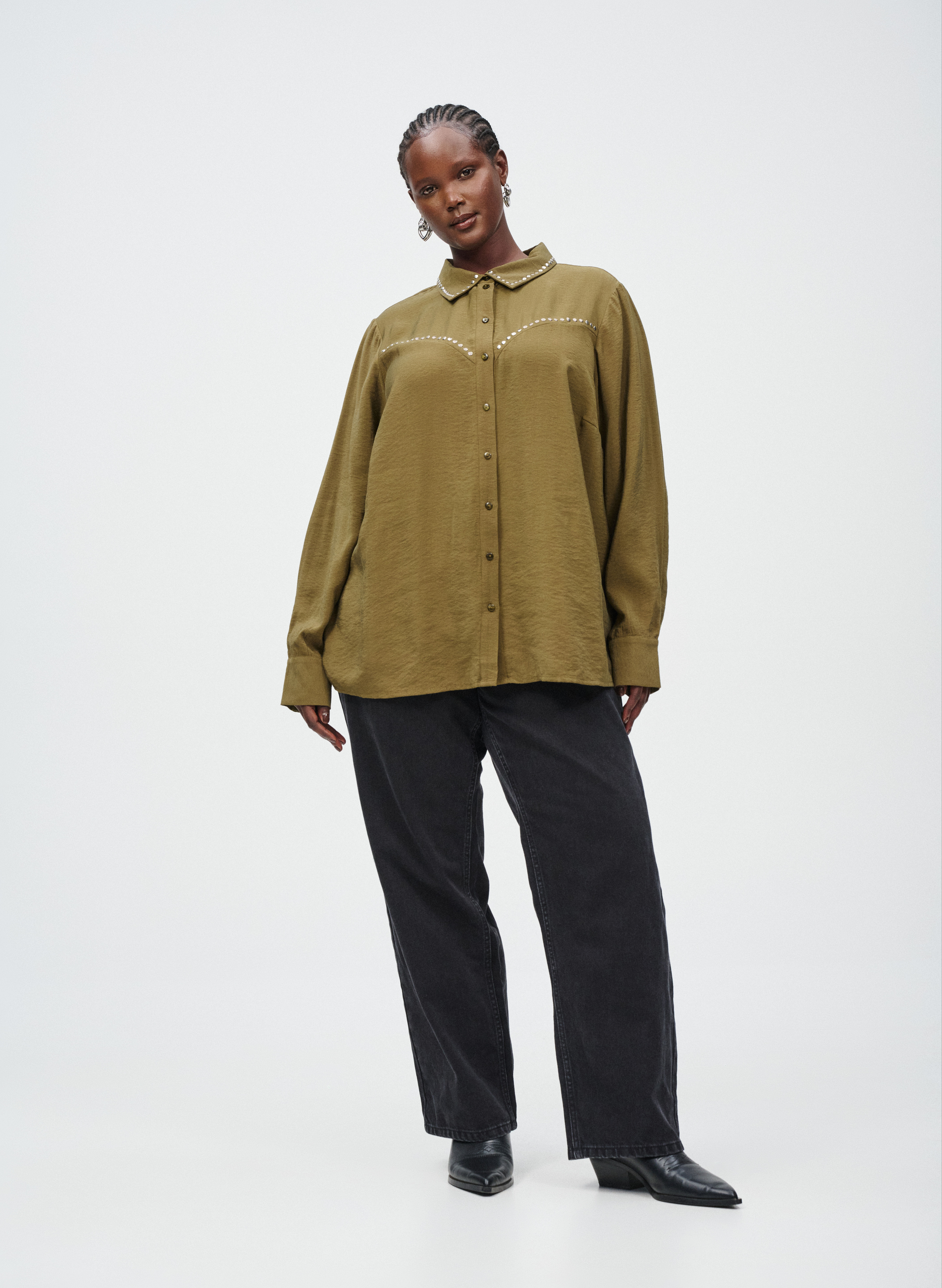 ZizziGr&uuml;nes Hemd mit Nieten, , Model