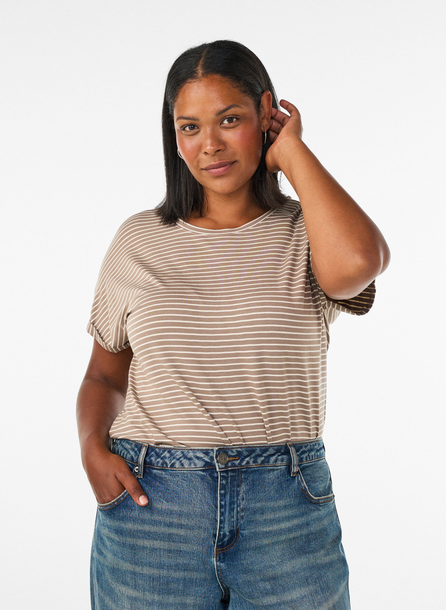 Gestreiftes T-Shirt aus Viskose mit Rundhalsausschnitt, Beige, Model