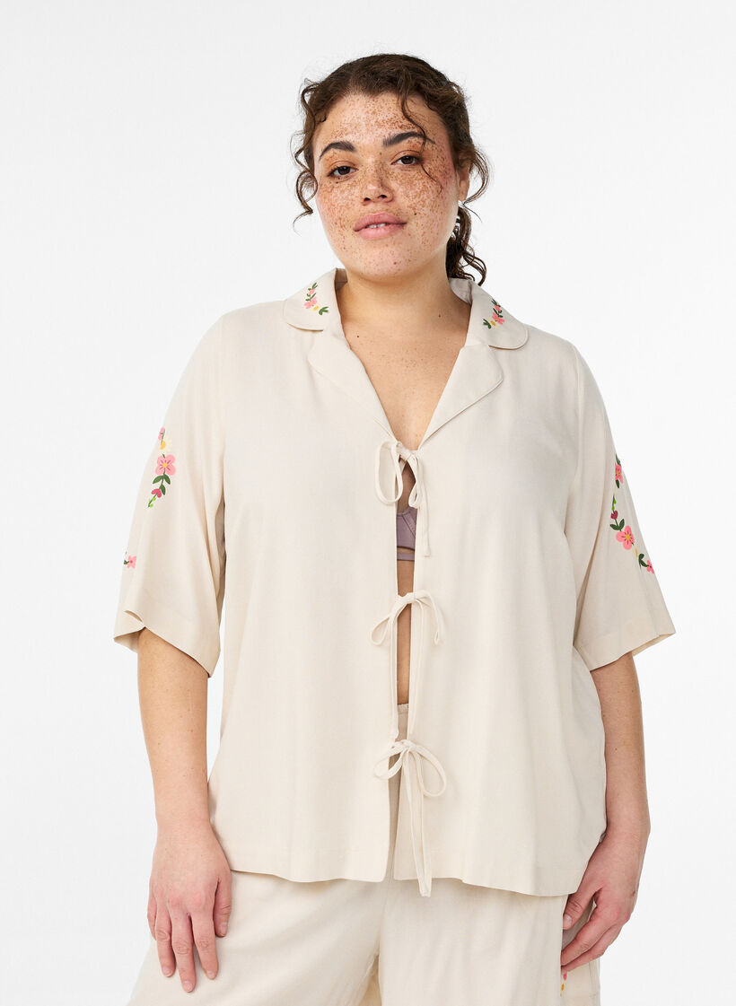 Pyjamaoberteil aus Viskose mit Bindeband und Blumenmuster, Beige, Model image number 0