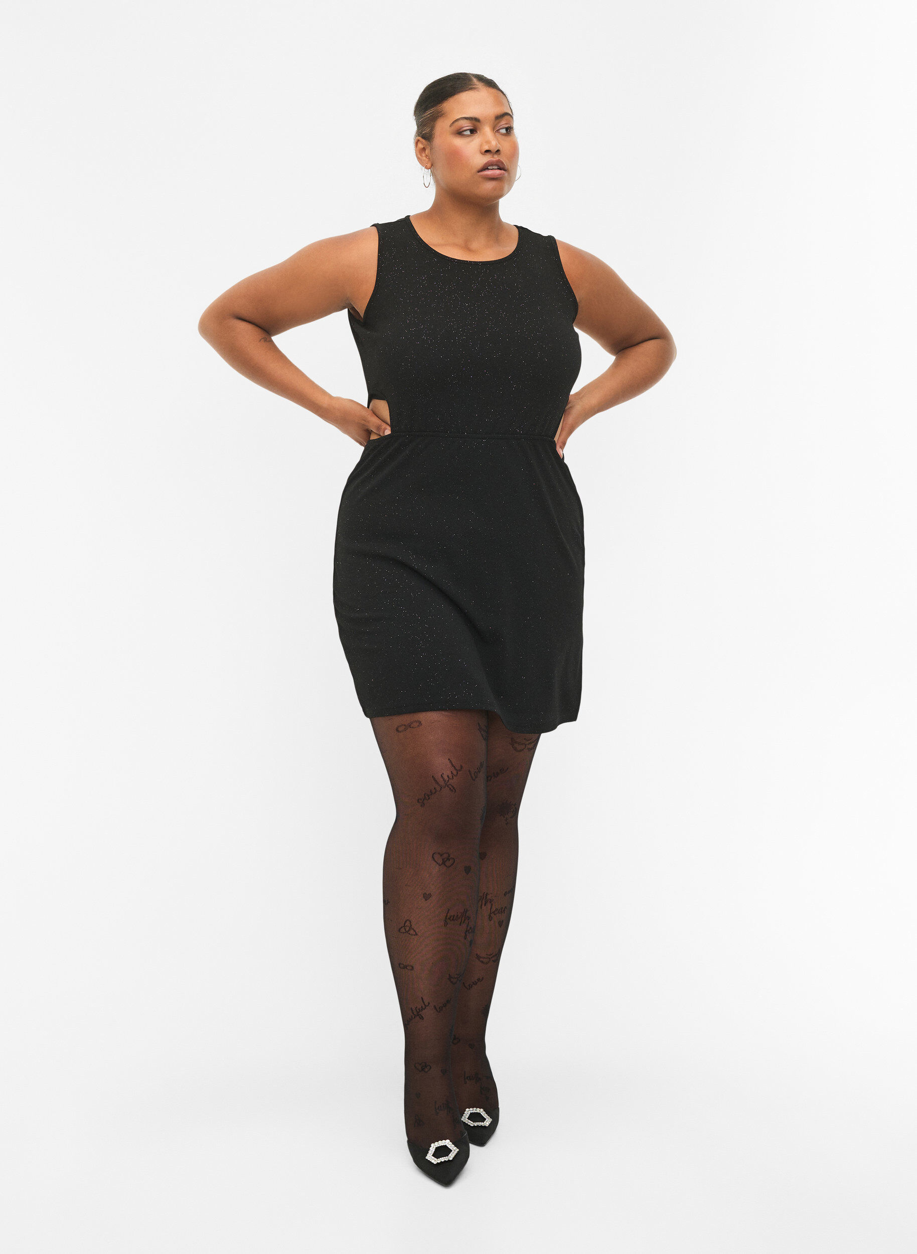 Zizzi&Auml;rmelloses Kleid mit ausgeschnittenem Teil, Black, Model image number 2