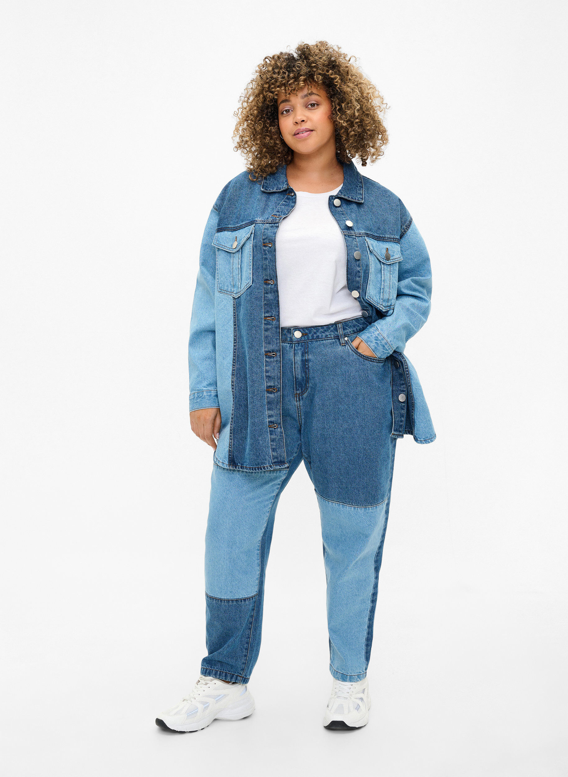 ZizziMille Mom-Fit-Jeans im Color-Blocking-Design mit hoher Taille, Light Blue Denim, Model image number 0