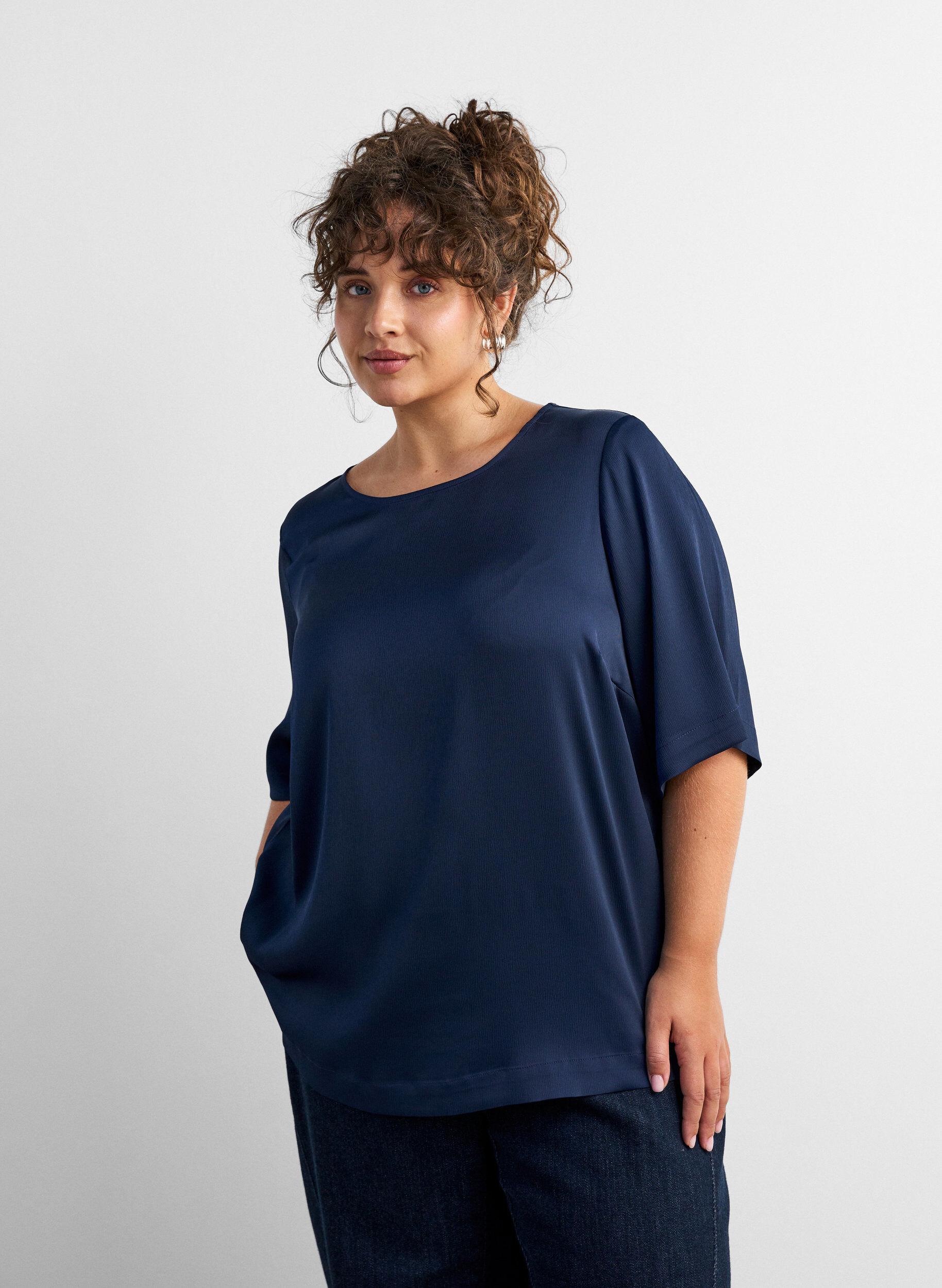 ZizziBluse aus Satin mit ellenbogenlangen &Auml;rmeln, Blau, Model image number 0