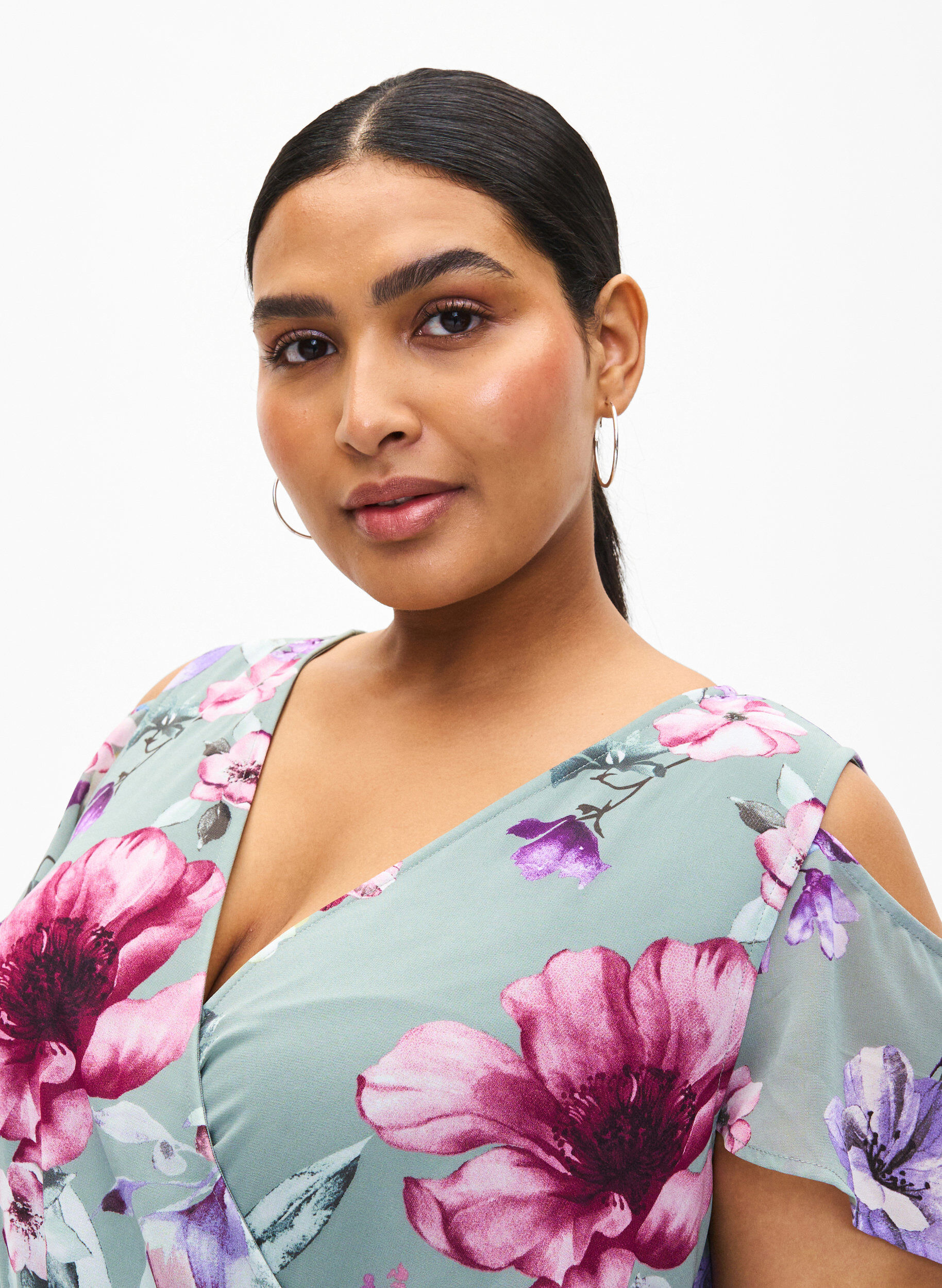 ZizziGebl&uuml;mtes Maxikleid mit Schulterdetail, Chinois Green AOP, Model image number 3