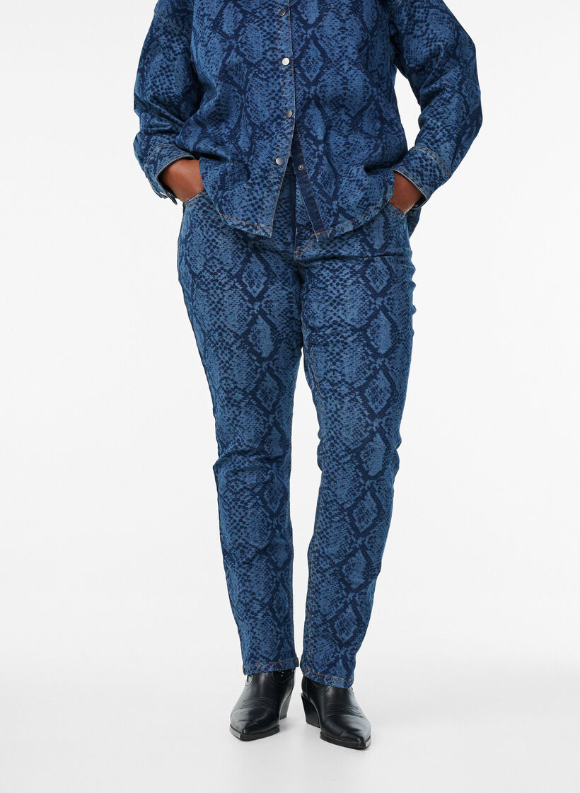 Emily Jeans mit Schlangenprint, Blau, Model