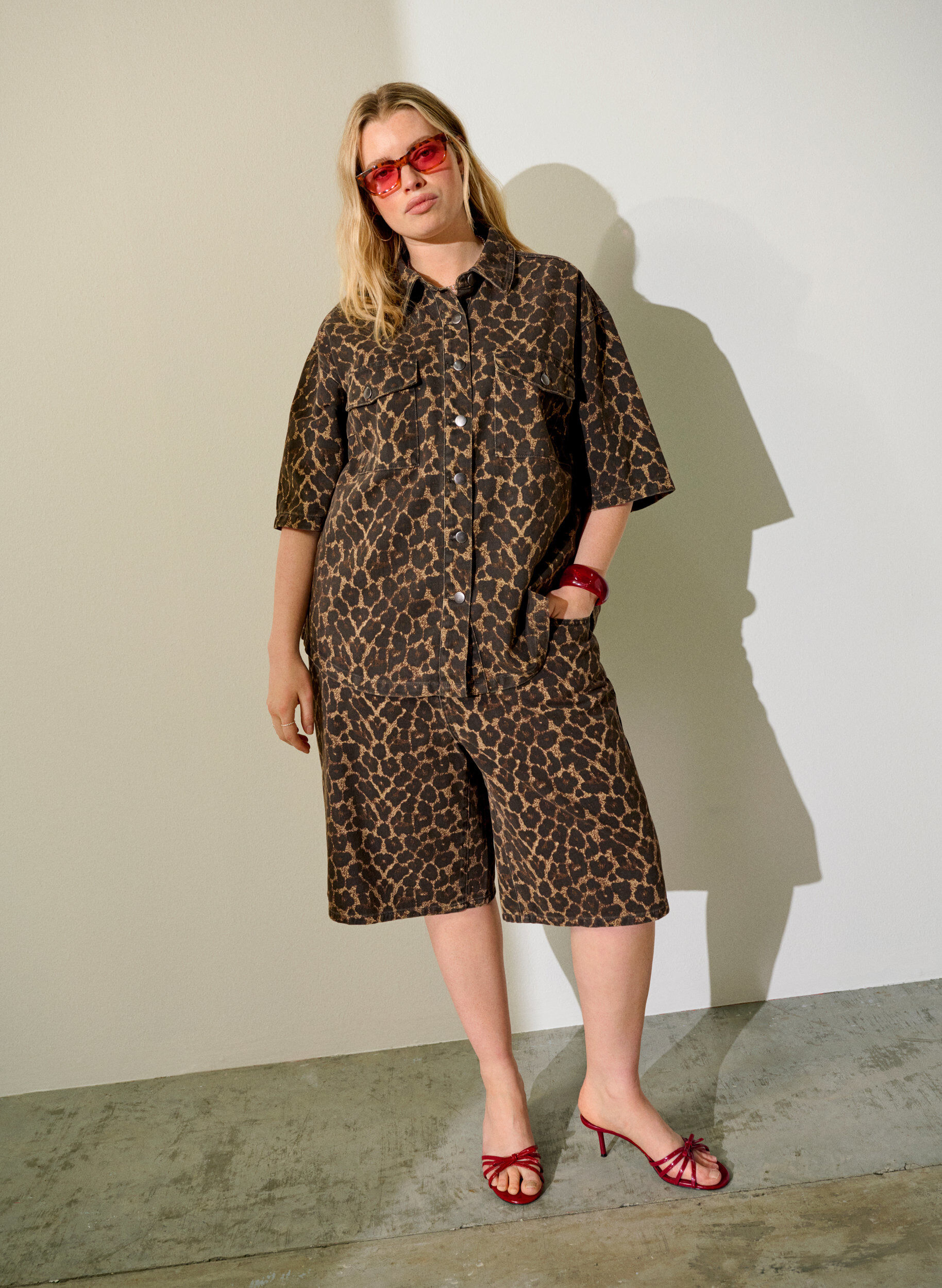 ZizziBermuda Shorts aus Denim mit Leopardenmuster, Braun, Image image number 0