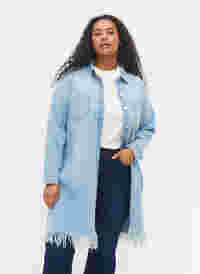 Jeanskleid mit Fransen und Knopfverschluss, Light blue denim, Model