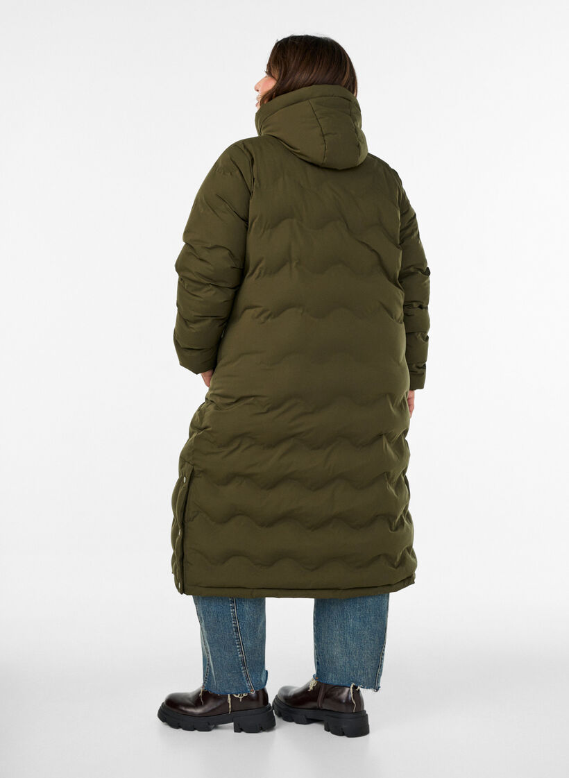 Lange Kapuzen-Steppjacke mit Wellenmuster, Gr&uuml;n, Model