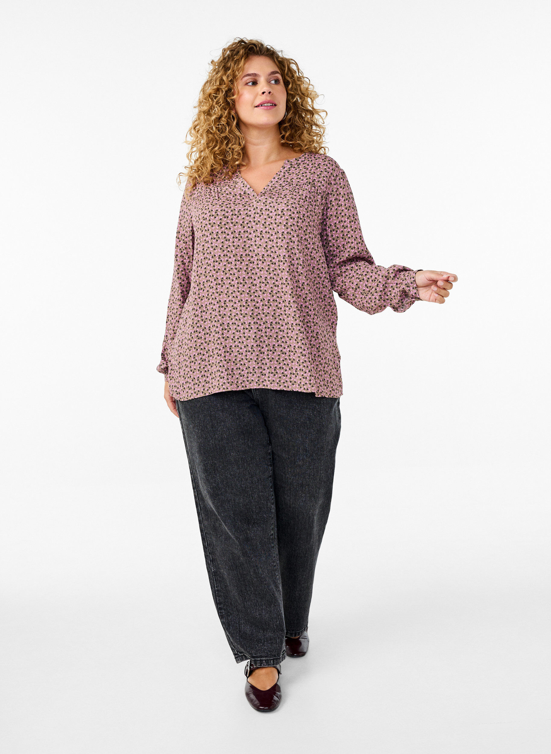 ZizziLang&auml;rmelige Bluse mit gebl&uuml;mtem Print und V-Ausschnitt, Braun, Model image number 1